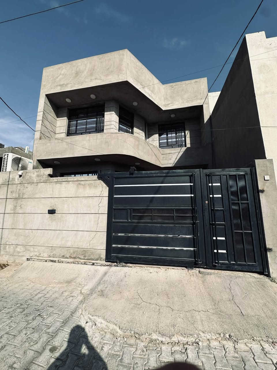 دار للبيع
الدار للبيع المساحة 150 متر. 7.5*20 

موقع الدار المحموديه  حي بدر قريب الشارع العام  

دار بناء نضيف جداً 

طابقين  

الطابق الأول / يحتوي على   واستقبال ومطبخ  وحولي وغرفه نوم وصحيات عدد 2 ومناور عدد 2

الطابق الثاني / يحتوي على 3 غرف نوم    ويحتوي على صحيات عدد1

***********
