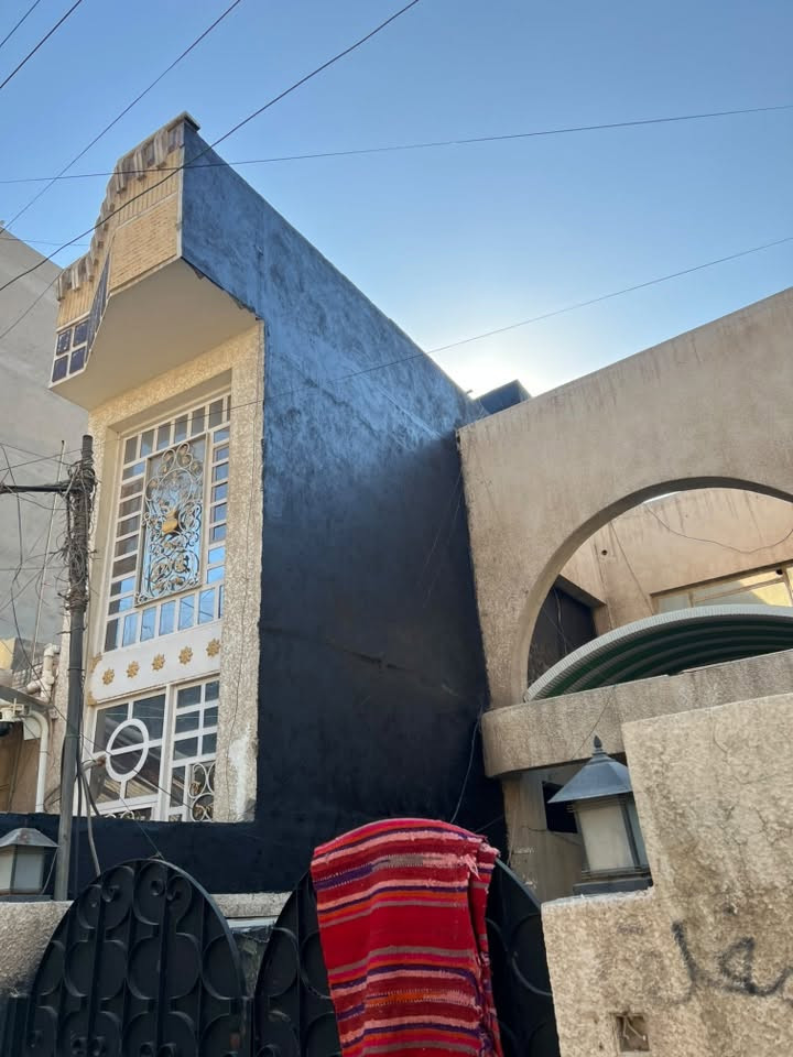 من رخصة الادمن 
خلفة صبغ متفرغ لعمل كافة الاصباغ الداخلية والخارجية
ومانع الرطوبة والابواب والشبابيك 
***********
