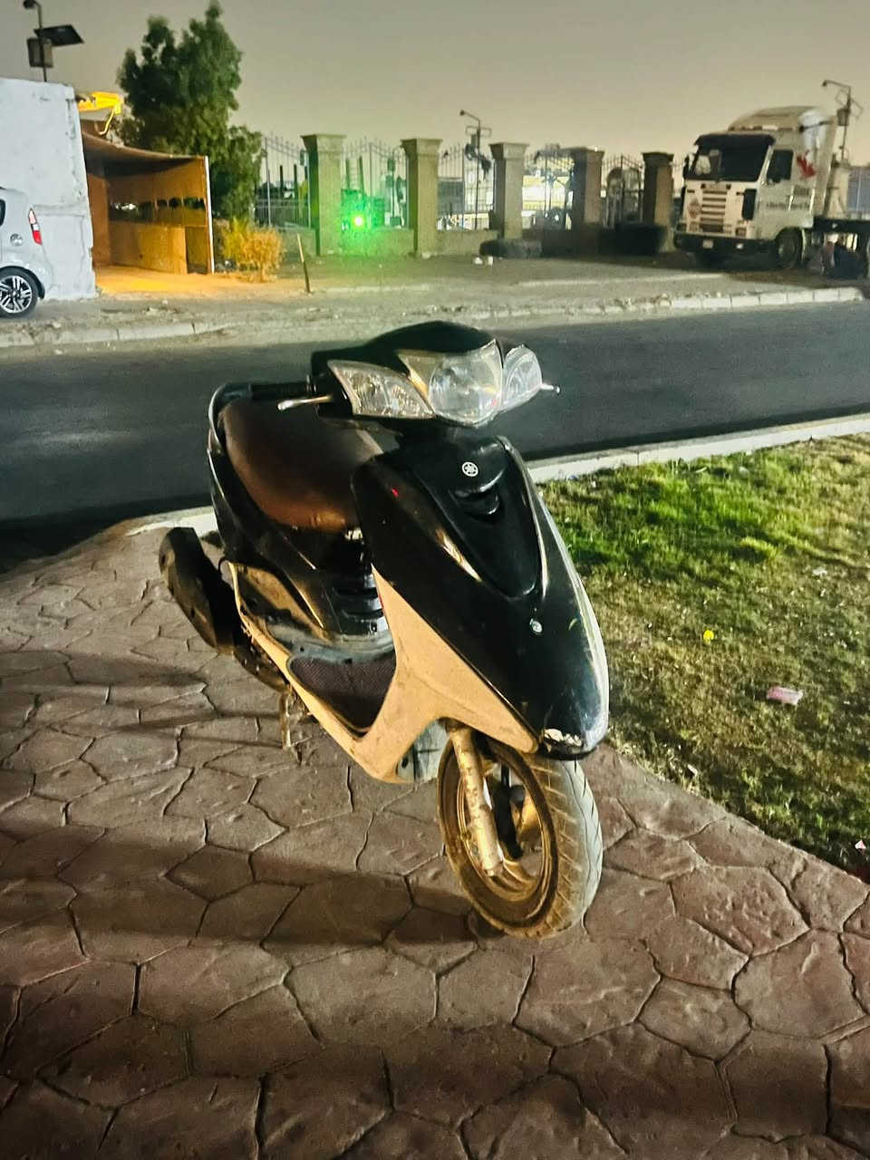 سلام عليكم دراجه بغبغاء للبيع مال رمبه صاله شهرين نازله  بعده وكاله الدراجه خير من الله نوزل نقصه القمجي مال كيلو متر فقط مكطوع وشادله لايت زنون ابيض الكهربائيات كله شغاله كامله تايرات جدد قبل أسبوع بدلتهن صالنصه حساس دوشمه كشن جديده السعر مليون و ربع  1250 بيه مجال قليل العنوان جميله شارع الركن الأبيض 
الواتساب ***********
