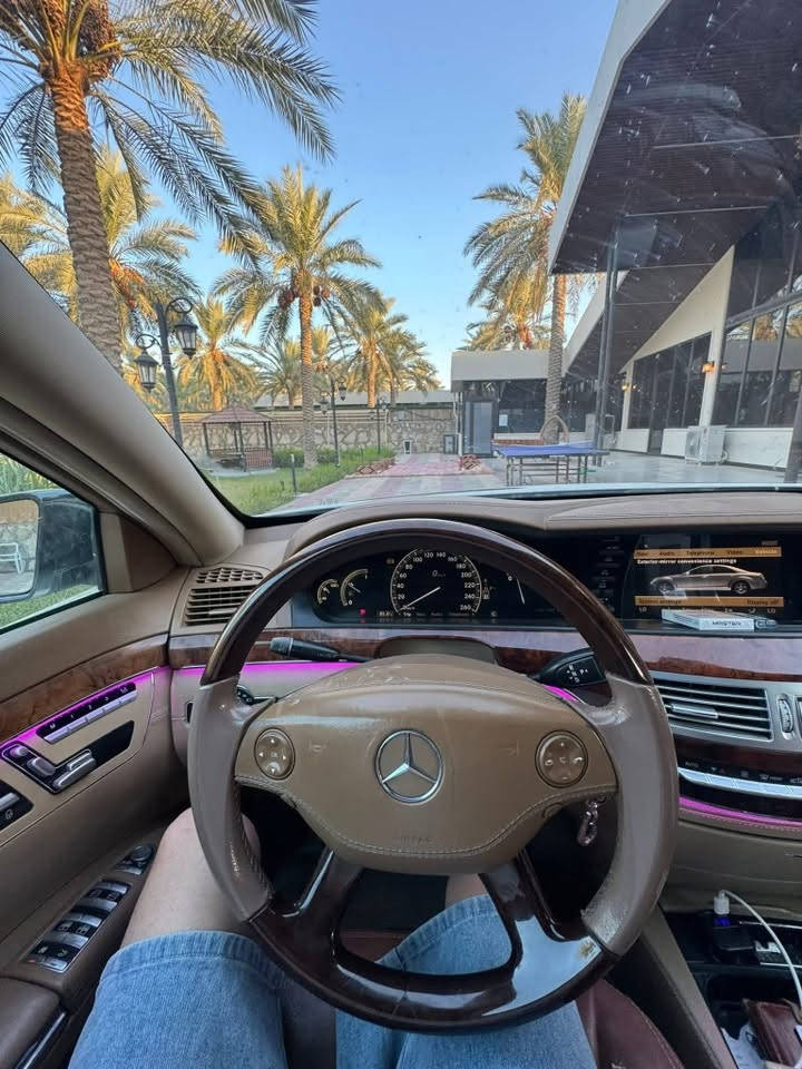 مرسيدس S350 موديل 2008 محدث 2013
لأصحاب الذوق الرفيع والتميز، معشوقة الجماهير اليخت الألماني بحالة ممتازة وجاهزة للاستخدام الفوري.

الموديل: 2008 محدثة 2013

محرك جديد بعده بالضمان وارد ياباني : 

كير جديد وارد ياباني 

تخم لايت جديد 

تخم حجر بيئة

رقم بغداد بٱسمي سنوي 2029 

الحجم: لارج (Large) - قاعدة عجلات طويلة (باب طويل) لراحة قصوى للمقاعد الخلفية.

اللون الداخلي: جلد (بيج) بحالة جيدة جدا

الإضافات والمميزات:

نظام الستائر: مجهزة بـ 5 بردات (ستارة خلفية كهربائية + 4 ستائر جانبية للأبواب الخلفية والمثلثات) لخصوصية وعزل تام.
فتحة سقف بانوراما 
حساسات أمامية وخلفية (Parktronic)
مقاعد كهربائية مع ميزة الذاكرة (Memory Seats)

تكييف مركزي منفصل (ثلاجة)
ويل  ١٨ 

حالة السيارة: جيده جدا
السيارة مسرفسة بالكامل وجاهزة، لا تحتاج لأي مصاريف أساسية.

محرك، گير، وشاصي على كفاله عامه .

بيها كلير جاملغ خلفي سونار مرفق

- ماوس تحكم + تحكمات ستيرن

- تبريد منفصل + قطعتين مع تحكم خلفي

- لايتات داينمك اوتو Dynamic 

- تچاوي كهرباء امامي خلفي
السيارة كل شي بيها بلادي و كل اوبشناتها شغاله

السعر 168 

للاستفسار ***********
