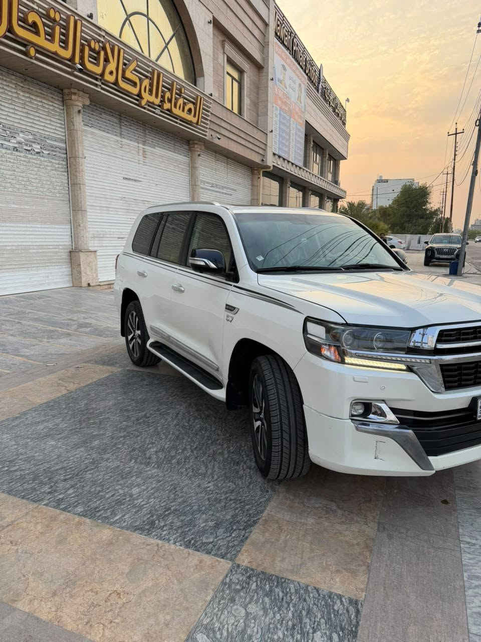 سلام عليكم شباب لاندكروزر مديل 18 VXR سيارة جاهزة من كل الشي تخم تاير حداد عام دوشه كشنات ورضيه باتري امارون لاصلي العنوان البصرة السعر 465$  ***********
