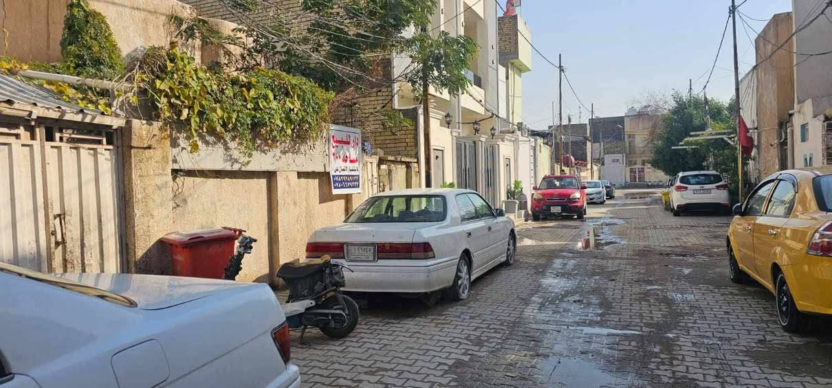 بيت 200م  بناء قديم في حي القادسية
شارع8قرب السوق العصري وقرب المدارس للأستفسار الاتصال *********** سعره٣١٠
