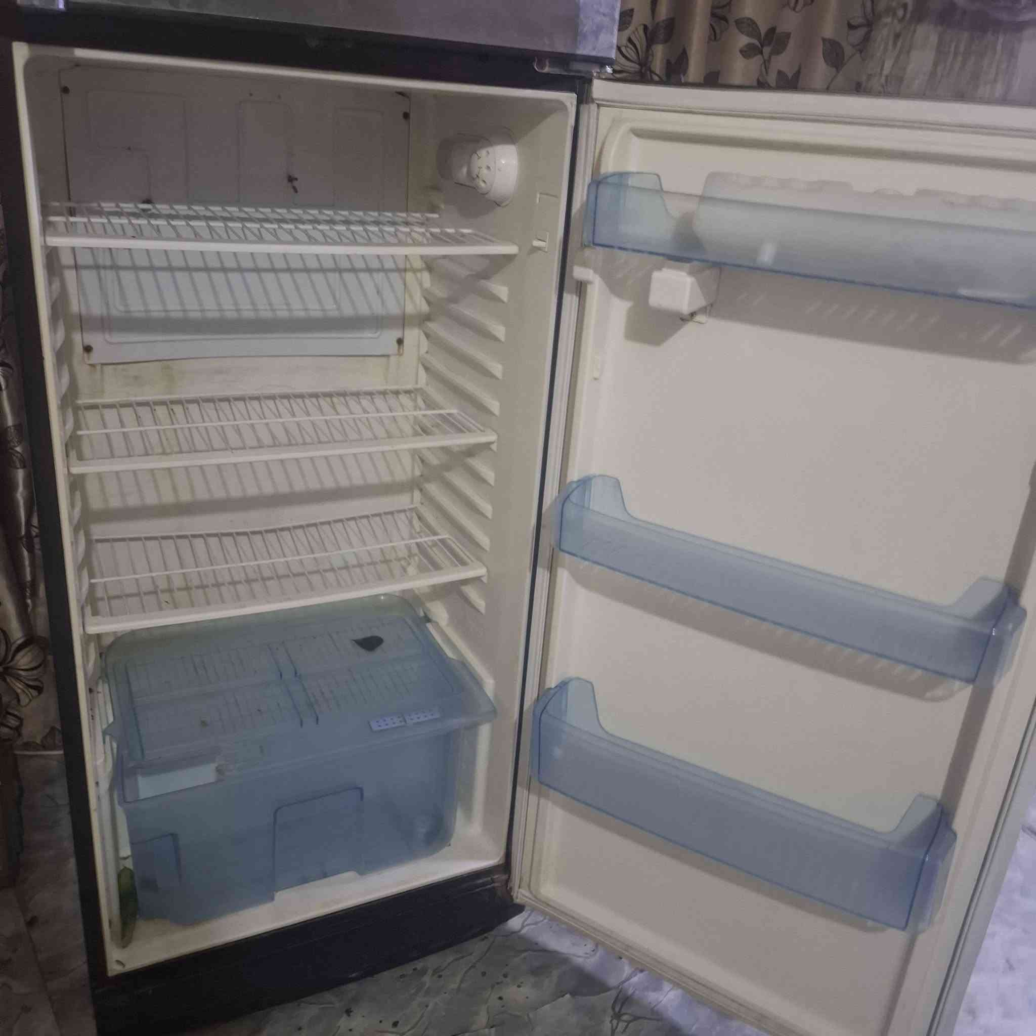 ثلاجة كبيرة وسعة ممتازة للبيع 

✨ CONROD delox – موديل BCD-2300
 السعة الكلية: 506 لتر
سعة الفريزر: 128 لتر
 تعمل على كهرباء 220–240V
 فريزر قوي وقدرة تجميد تصل إلى 7 كغم/24 ساعة

 مناسبة للعوائل وتوفر مساحة واسعة لحفظ المواد الغذائية والخضروات والمشروبات.

 الثلاجة نفسها الظاهرة بالصور، والتفاصيل والمواصفات موجودة على الملصق.

السعر: [250 الاف ] قابل للتفاوض 
الموقع: [البصرة العالية بشارع معرض اية للاجهزة الكهربائية ]
 للاستفسار والتواصل: [***********] الاتصال على هذا الرقم متوفر واتساب و sim
