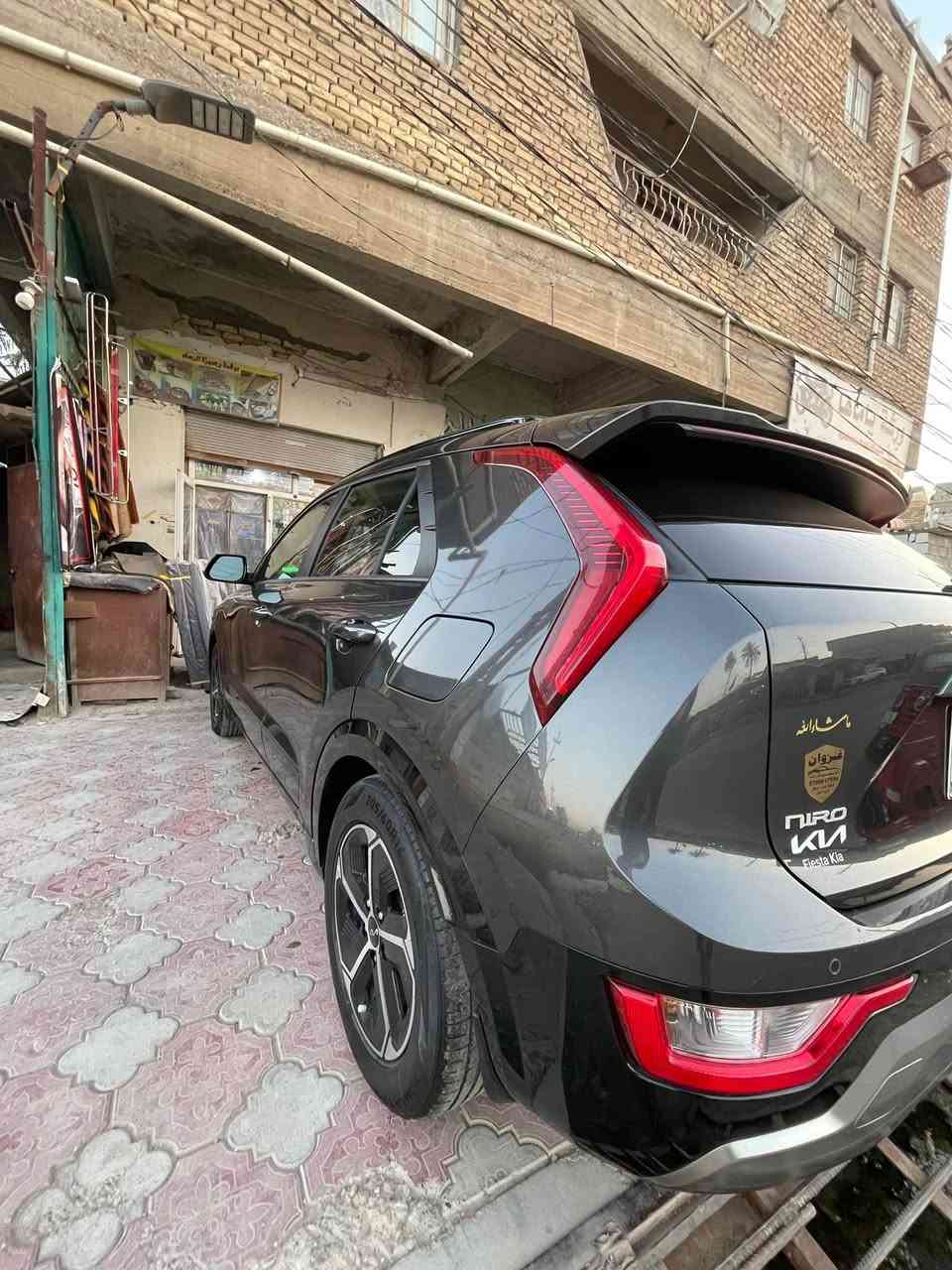 السلام عليكم 
للبيع كيه نيرو 2023
السياره فول مواصفات اعلى شي بالنيرو 
السياره حادثها بنيد وجاملغ الي يم السايق معدل بارد والبنيد مبدل بلادي نفس اللون  الدواخل كلها سليمه ومكفوله من اي صبغ لو اي بارد  ايرباك راجع سستم 

مواصفاتها 
هايبرد وبانزين 
كشنات جلد 
كسنات لونين 
كشنات تدفئه وتبريد
كشنات رياضيه  
ستيرن تدفئه 
شاشه كبيره متصله 
انظمه قياده 
السياره بصمه اكيد وبيها تشغيل عن بعد 
ارضيه جلد 
شفتات ستيرن
صندوق كهرباء
السياره هاشباك فول الفول 
تبريد ثلاجه
قطعتين تبريد 
تخم تايرات 
فتحت سقف 
قياده ذاتيه 
وضعيات خزن 
حساسات 360 
رقم بغداد باسمي 
لد زنون 
اشاير بالمري 
مري قلابه 
ترحيب بالمري 
اربعه سلندر 
شحن لاسلكي 
مثبت سرعه
السياره ماشيه 79كيلو متر 
 

وبعد بيها هواي مواصفات  والسياره كلش حلوه احلى من الصور
السعر 155ورقه وبيها مجال حك الجيه 
مكاني ديالى بعقوبه 
للتواصل ***********
