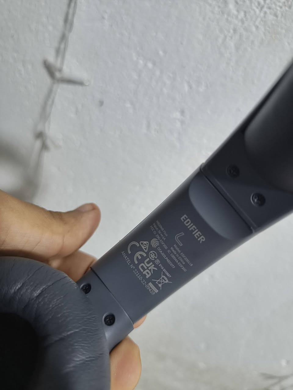 السلام عليكم، للبيع سماعة Edifier W820NB Plus اللاسلكية الأصلية، السماعة غنية عن التعريف بنقاوة الصوت وعزل الضوضاء، وممتازة جداً للألعاب، الدراسة، والأنماط اليومية.+ أهم مواصفات السماعة:عزل ضوضاء احترافي (ANC): عزل قوي جداً للضوضاء المحيطة مع ميزة Ambient Sound لسماع الأصوات الخارجية عند الحاجة.دقة صوت عالية (Hi-Res Audio): تدعم ترميز LDAC المتطور لتوصيل صوت نقي جداً وتفاصيل موسيقية واضحة (سلكياً ولاسلكياً).بطارية عملاقة: توفر ما يصل إلى 49 ساعة من التشغيل المستمر (عند إطفاء العزل) و33 ساعة عند تشغيله.شحن سريع جداً: شحن لمدة 10 دقائق فقط يعطيك حوالي 7 ساعات من الاستخدام.مايكروفونات ذكية: مجهزة بميكروفونات مدمجة مع تقنية إلغاء الضوضاء بالذكاء الاصطناعي (DNN) لضمان مكالمات صوتية واضحة جداً.صوت للألعاب (Game Mode): استجابة سريعة جداً وبدون تأخير ملحوظ في الألعاب (Low Latency).راحة تامة: وسائد الأذن ناعمة جداً وخفيفة الوزن للاستخدام الطويل دون ألم.📋 تفاصيل البيع:الحالة: مستعملة (نظيفة جداً وبكامل أدائها).الملحقات: متوفرة مع الكرتونة الأصلية الواضحة بالصورة
(سعر نهائي 40الف مكاني بصره  ابو الخصيب)رقم ***********

