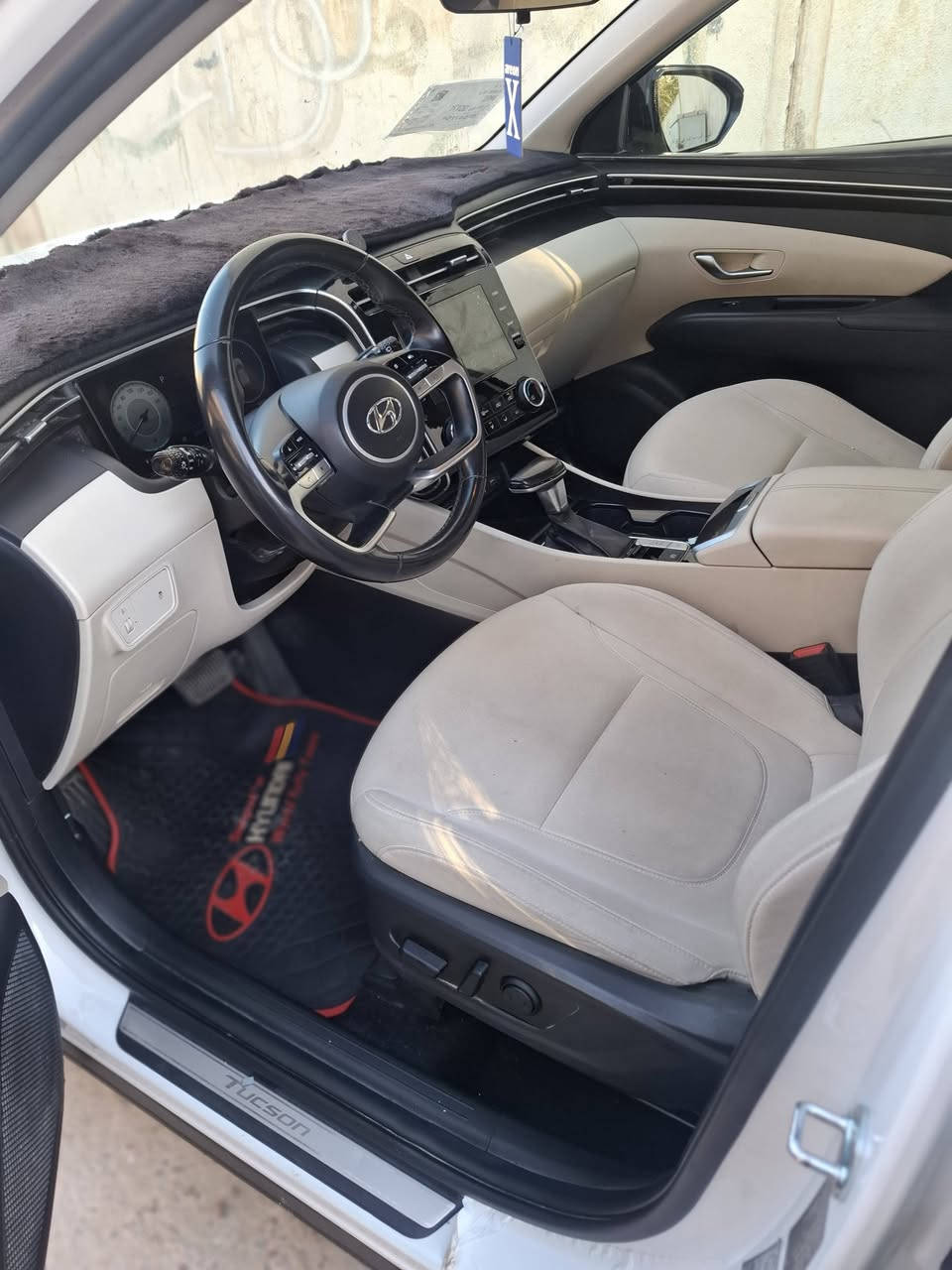السلاام عليكم  توسان خليجي موديل ٢٤ ماشيه ٥٤ بيها رصعه بلبنيند ورصعه صندوق السياره ودعاميه مصبوغه السياره حلوه ونظيفه وقليل استخدام مواصفاتها شاحن لاسلكي قياده ثلااث انظمه وبيها مواصفات هواي السياره رقم انكليزي بغداد بسم اخويه مكانها بغداد الكرخ    السعر ١٩٥ وبيها مجال بسيط ***********
