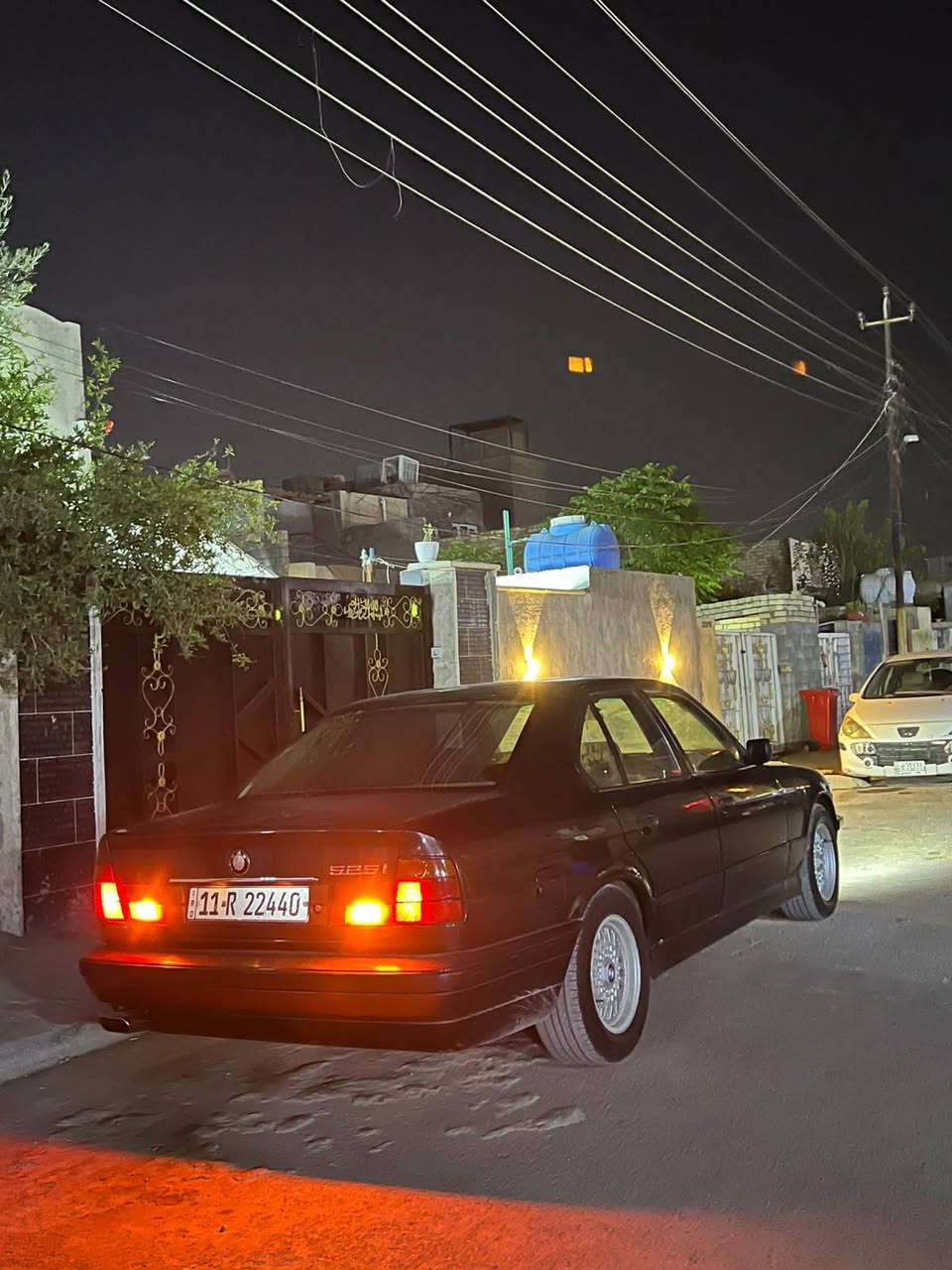 🚘 للبيع BMW 525i موديل 1992 - كير عادي
بدون صبغ 

إذا تدور على بي إم نظيفة وحقيقية، هاي فرصتك.

✅ بلادية من الدعامية للدعامية.
✅ على وضع الشركة، بدون صبغ وبدون حادث.
✅ بدون خياس وبدون أعطال مؤثرة.
✅ كاملة مكملة.
✅ مكينة بلادية مال شركة (لا تعمير ولا تبديل).
✅ كير خير الله.
✅ الصدر الأمامي والخلفي 100%.
✅ كهرباء بلادية كاملة مال شركة بدون تقطيع أو لعب.
✅ بطارية جديدة.
✅ غرفة 80%.
✅ السيارة كانت مضمومة سنين ومحافظ عليها.
✅ تبريد ثلج.
✅ ترايك بصرة.

⭐ والأجمل من هذا كله:
رقم بغداد جديد مميز (22440) يضيف إلها قيمة وهيبة.

🔧 الملاحظات بكل أمانة:

- بيها عطل بالسلايد فقط، وشغلته بسيطة جدًا.
- وتحتاج عينة وصينية كير فقط.

💰 السعر: 84 ورقة، وبيه مجال للطيبين بعد المعاينة.

📞 للاستفسار: ***********
