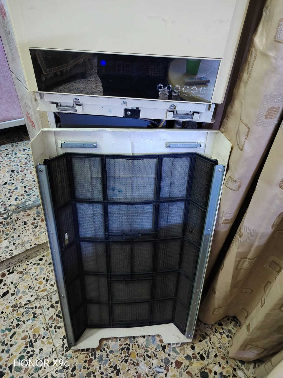 السلام عليكم، سبلت AUX للبيع طن ونص نضيف جدا شغال السعر 200 الف وبي مجال. رقم ***********

نص مكتوب في الصور:
- HONOR X9c