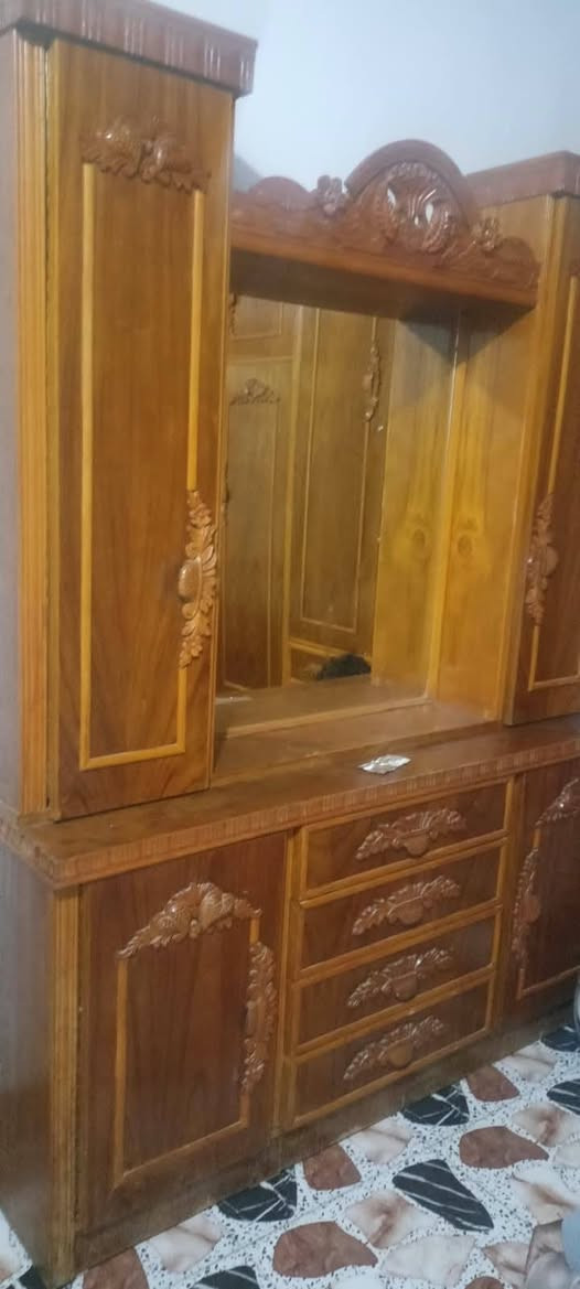 غرفة نوم للبيع مستعملة شي قليل خمس ابواب مكانها رجم حديد  سعرها 900 مجال للشراي للتواصل ***********
