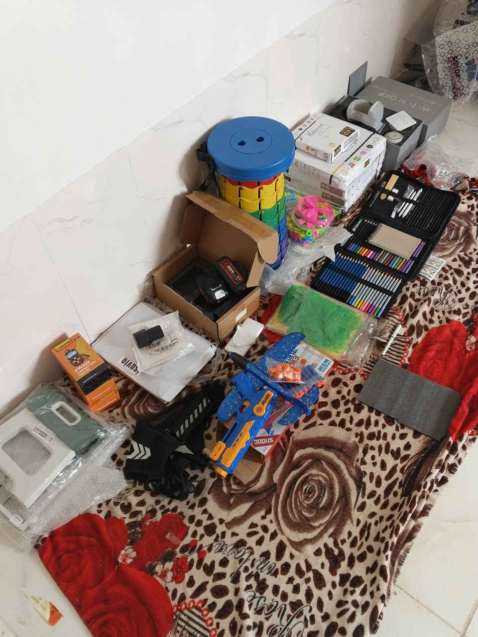 ي غراض مشكلة كرسي 2 بطاريات 2 عدة رسم وباور بنك وكلوبات 5 ذني كدامك الغراض ابيع شلع وعندي ملابس واخذية نسائية حلوة وابسعار زينة توصيل موجود ***********
