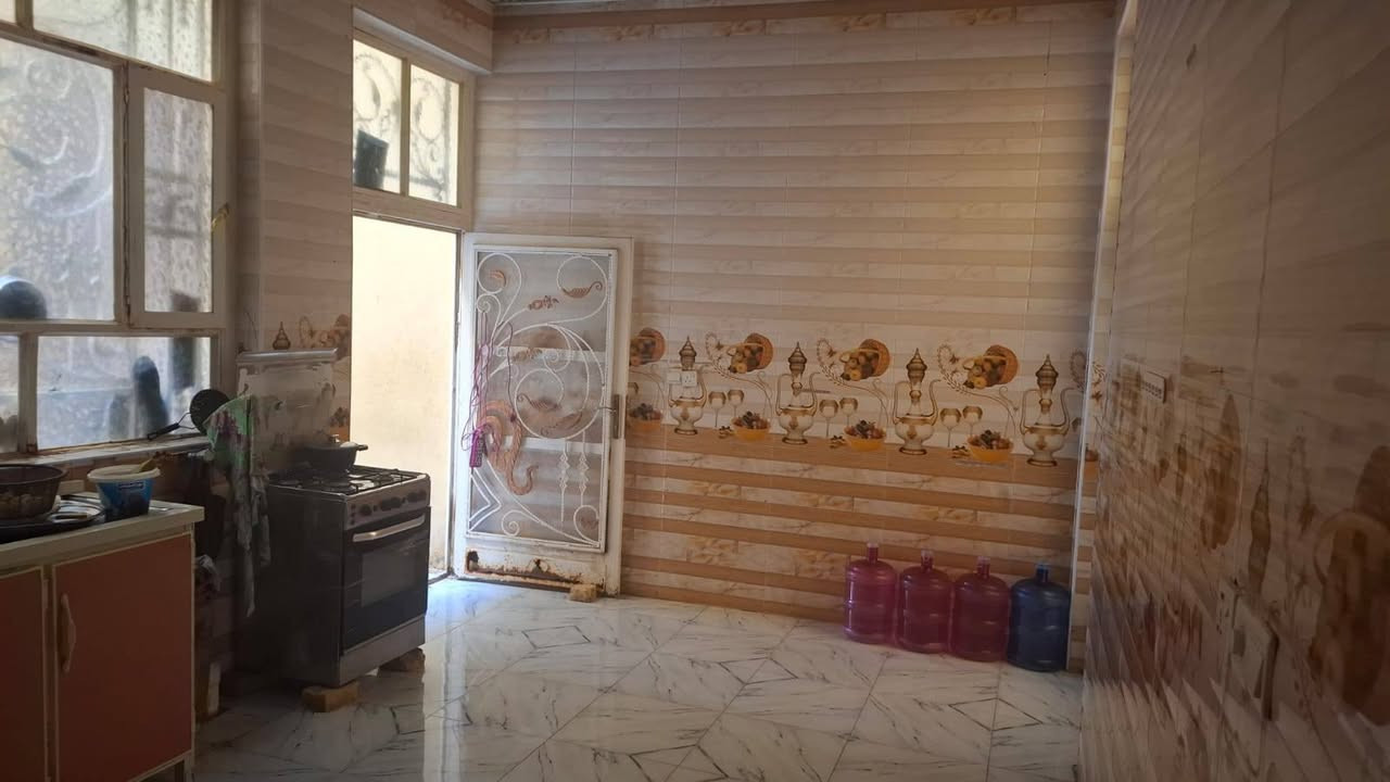 عقار استثماري المساحة ٢٠٠متر بناء ٢٠٢٠ مسلح كونكريت يقع على الشارع العام حي الوحدة يتكون من بيت ارضي ومحلات عدد ٢ وشقق عدد٢ الوارد السنوي١٢مليون للإستفسار الاتصال ***********
