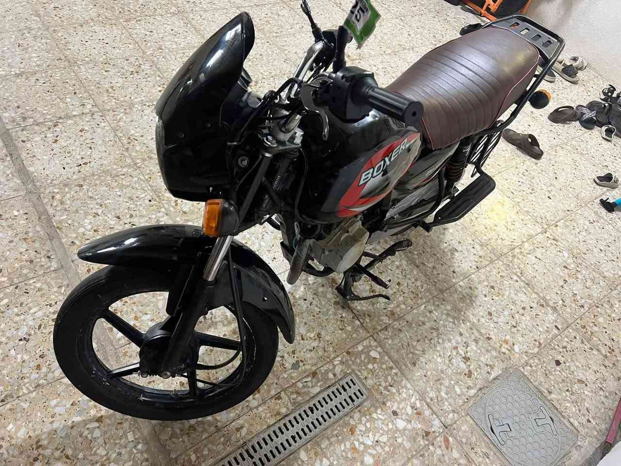 السلام عليكم دراجه بوكسر موديل 22 دراجه نضيفه وحلوه كله شغاله نقص فقط باتري و أوراقه ضايعه اكفلك سرقه مكاني بغداد حي اور السعر 825 لستفسار اتصل على الرقم ***********

