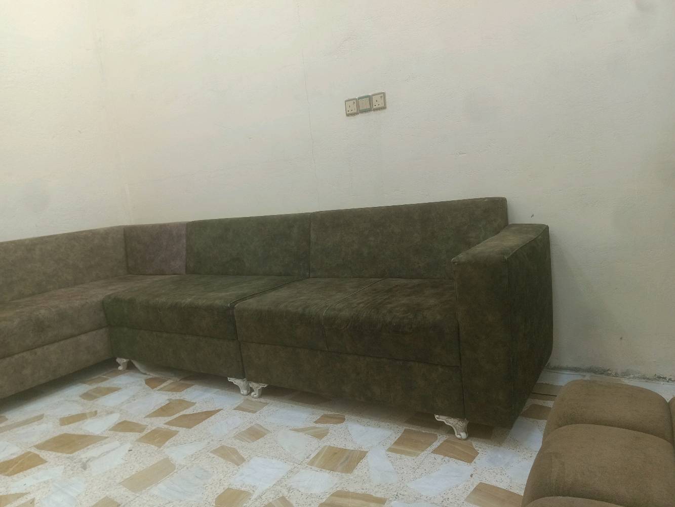 ديوان مستعمل بس شغل درجة اولى تكمة يعني تكمة ضمانة عمر بس قماشة تعبان 7 مقاعد رايظة ب150الف على اول تم وبل عافية