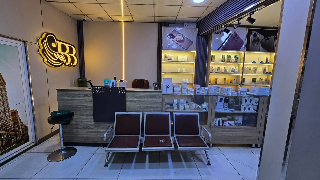 🔥 للبيع محل تجاري جاهز للعمل – بورصة البلديات للموبايل 🔥
📍 موقع مميز:بغداد /البلديات 
 قرب تقاطع الكهرباء باتجاه ساحة الحمزة
📐 المساحة: واجهة 6 متر × نزال 11 متر
⭐ مميزات المحل: • غرفتين إضافية قابلة للفتح والضم للمحل، وتكدر تستفاد منهن كتوسعة للمساحة. • 5 فاترينات أرضية. • 11 فاترينة عمودية بارتفاع 280 سم مع الإعلانات، والإعلانات قابلة لتغيير الصور. • ميز كاشير بطول 2 متر. • البيع مع كامل الأثاث والتجهيزات.
✅ المحل جاهز للعمل مباشرة، والتجهيزات كلها موجودة.
📞 للاستفسار والتفاصيل: ***********
💥 فرصة مناسبة للي يريد محل جاهز بدون تعب التأسيس والتجهيز.
