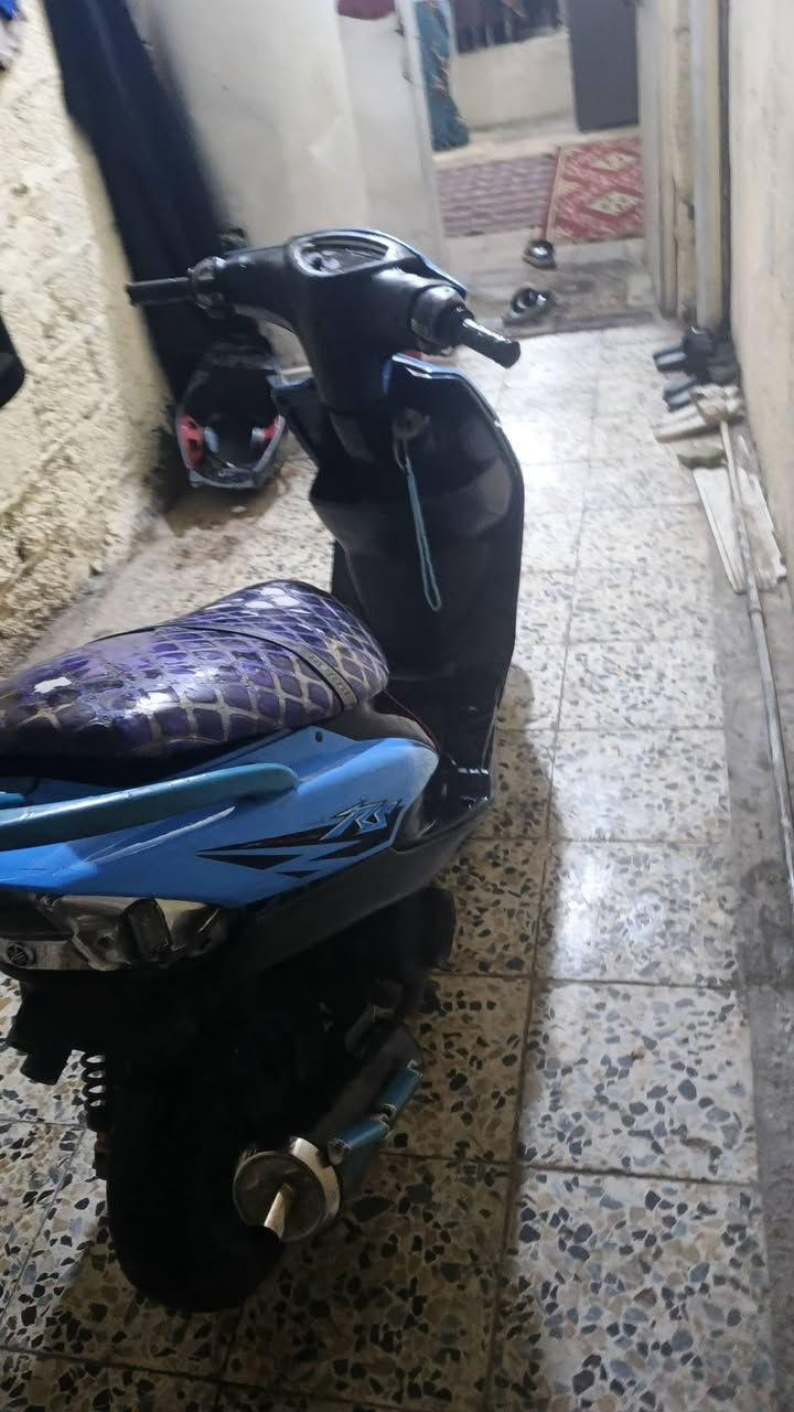 سلام عليكم ماكس عدله البيع دراجه شلعه معدل مكينه بلادي بيه  صالنصه رياضي وبيه سماعات بل صندوك وما بيه اي نقص تشتغل سلف و هندر كهربايت شغال بس ما بيه دشبول نفس ما واضح بل صوره نقصه اشي بصيط مثل لايت خلفي رقمي ‏‪***********‬‏ عنوان مدينه صدر قطاع 76 سعرا 450 و بيه مجال
