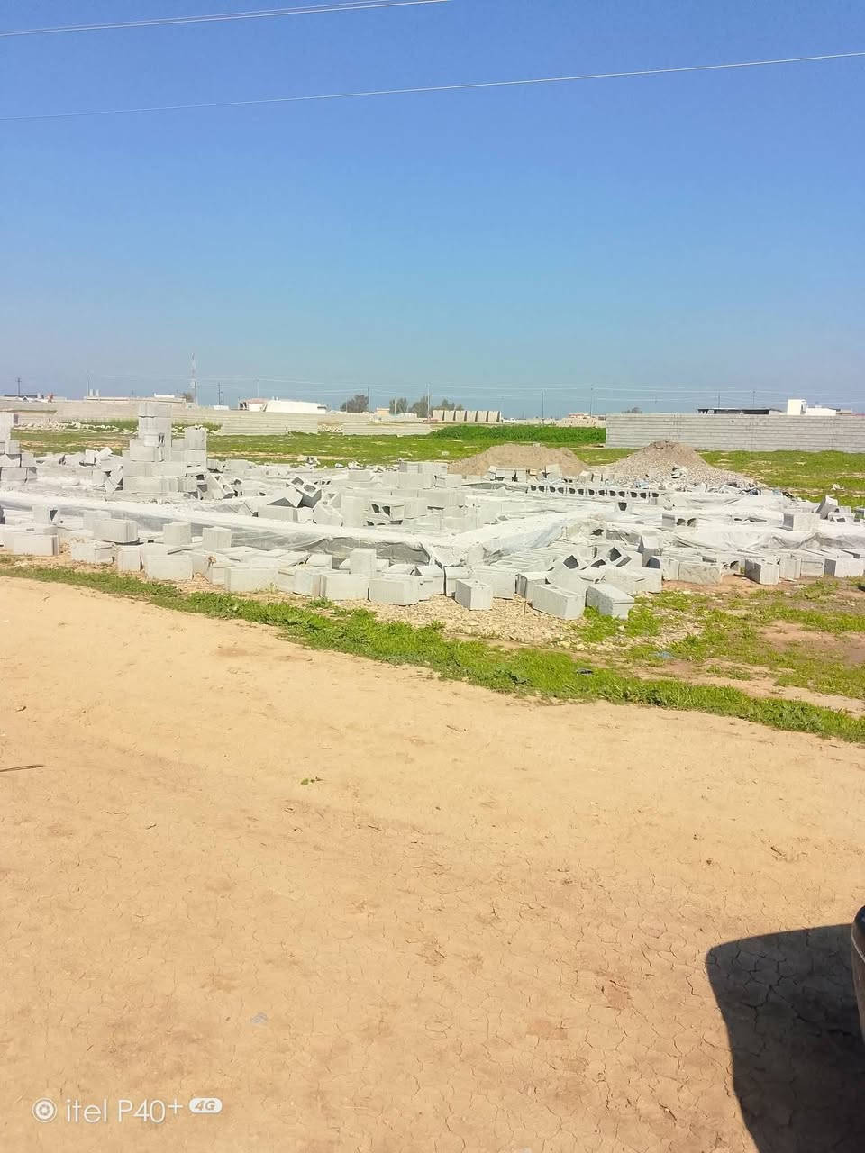 ***********
قطع للبيع الحويجه طريق المنزله ورا جملة العياش 
مساحة القطعة الوحده 240
يبعد من التبليط 150متر 
واصل الخدمات
سعر القطعة الوحده 3مليون وبيه مجال
