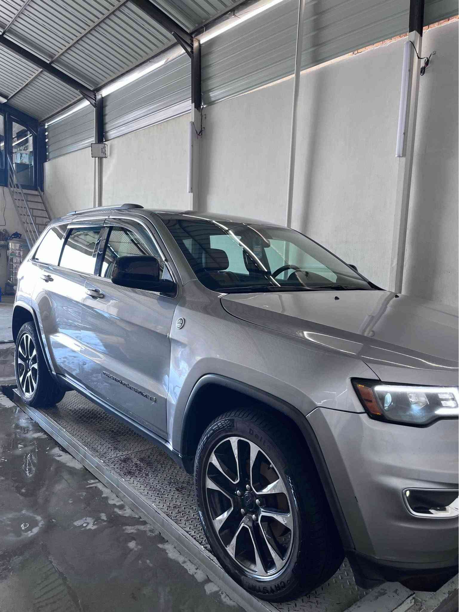 السلام عليكم 💞
جيب غراند شيروكي 2020
مكينة 3.6L V6 
اللون سيلفر 
نظام الدفع : رباعي 4x4
مواصفات شاشة لمس مع دعم نظام الملاحة والBluetooth كشنات كهرباء تحكم شاشه نظام دفع للانماط المتعددة كاميرا خلفيه وشاشة معلومات حساسات مثبت سرعه 
رقم سليمانيه تحويل وغرمات شرط
حادث بنيد مبدل وصبغ جامرلغ امامي  موجود صور الحادث والسونار 
بدون ايرباك 
السعر 185 وبيهه مجال
مكان ديالى شهربان المقدادية, ديالى

نص مكتوب في الصور:
- 1C4RJFAG3LC158385Q Hollywood Motors