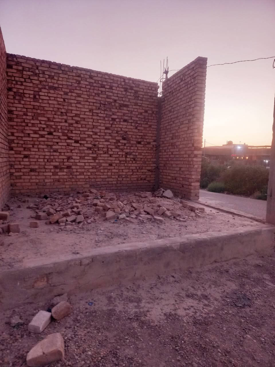 السلام عليكم/ محلات للبيع عدد٥ وخلفهن مشتمل يتكون من غرفه ومكشوفه وصاله ومطبخ واستقبال وساحه حجم المحل(4×5)  جميع أركان الهيكل والمشتمل صب والاساس صب قرب جامع امين ال عكيلي بشويلةركن مع المنتزه موقع تجاري وله مستقبل للإستفسار ***********او ***********( واتساب***********).
