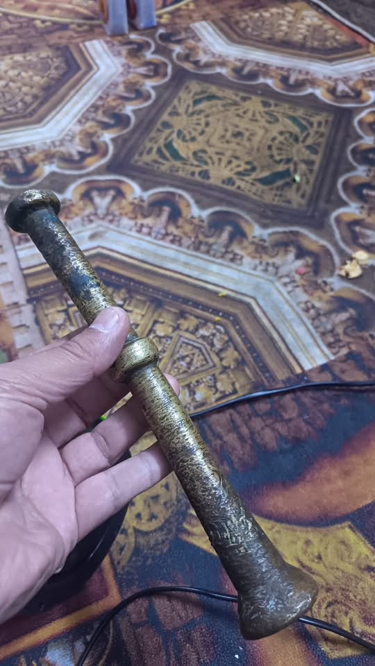 السلام عليكم للبيع يده هاون قديمه لوزن فوك ل كيلو ونص الطول ٢٥ سم ب ٣٠ الف
للحجز واتساب فقط *********** 
موجود توصيل

نص مكتوب في الصور:
- 19 4:13 بودي 2026/9/27، 4:06 م 0:05 0:11 x1 رد
