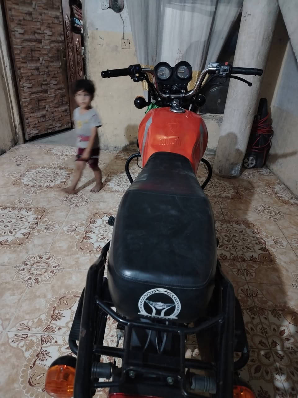 رب سسلام عليكم دراجة دايوان موديل 26محرك مكفول النمره العكس سعر 1450وبيه مجال مكاني بابل قرب جسر نادر*********** بيه ضربه بل تانكي مثل ما موضح بل صوره
