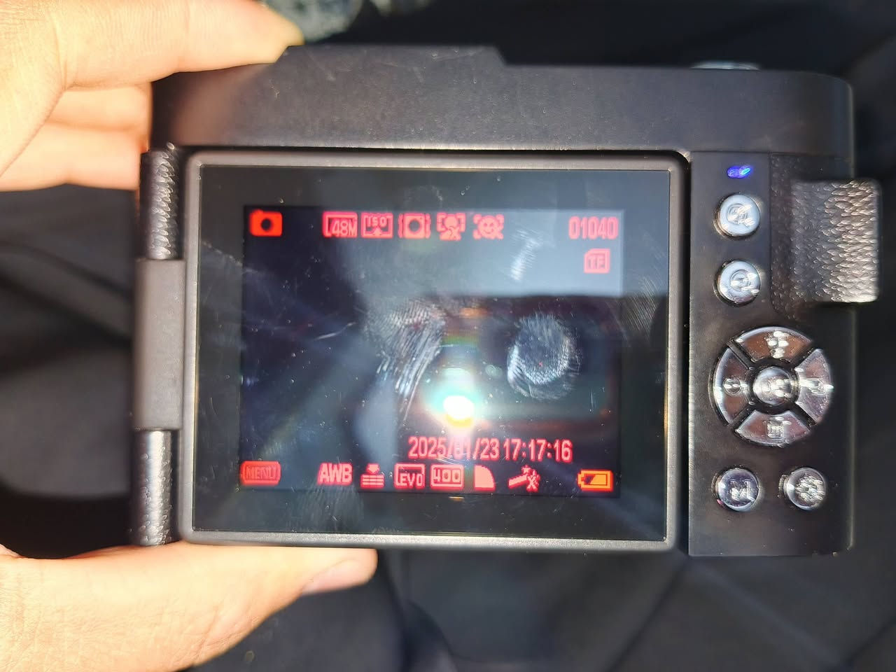 السلام عليكم ورحمه الله كامرة من الفئه الاقتصاديه 50mb 60hr كامرة كامله نضافه 100 فقط شاشه حمرة مااعرف ولكن من اسحب الصور بل رام واضحه موجود الدليل اخير صورة فيديو سماعه سرعه التقاط السعر مع الرام16GB. السعر 40الف الاتصال ***********
