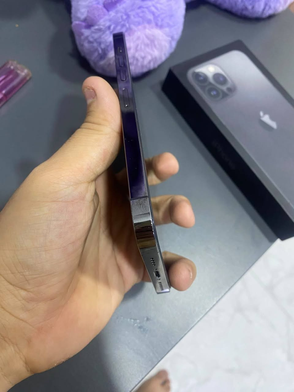 13 برو ماكس مكفول من كلشي 

ذاكره 512 
بطاريه 94 بلاد 

جهاز كلش جديد ماصار هواي من اخذته 

مكفول من كلشي خدش مابي 

ملحقاته كامله كارتون وشاحن 

سعر 635 وبي مجال 

تواصل ***********
