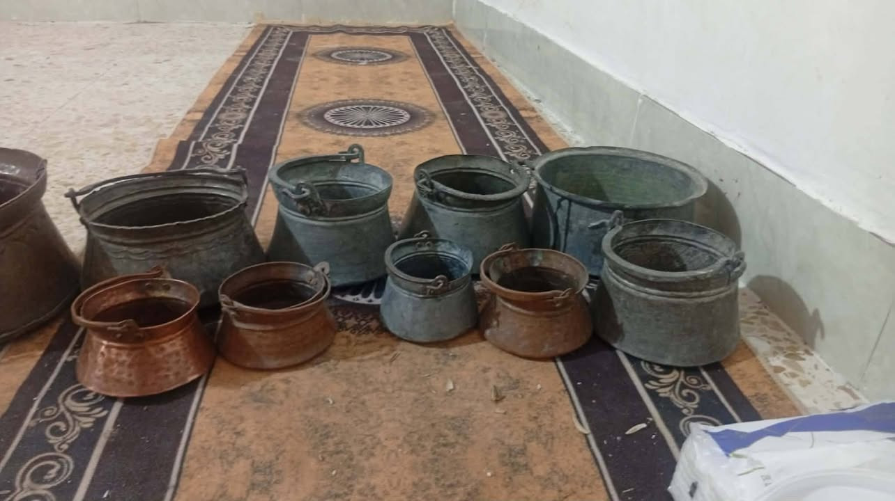 سلام عليكم
***********

 للبيع قطع عنتيكات نحاس قديم 32قطعه مزاد وزاد الله من زاد مدت العرض يومين منو ينطي سعر زين ياخذهن 

 مكاني الديوانيه شراي يتصل على هاذ رقم
