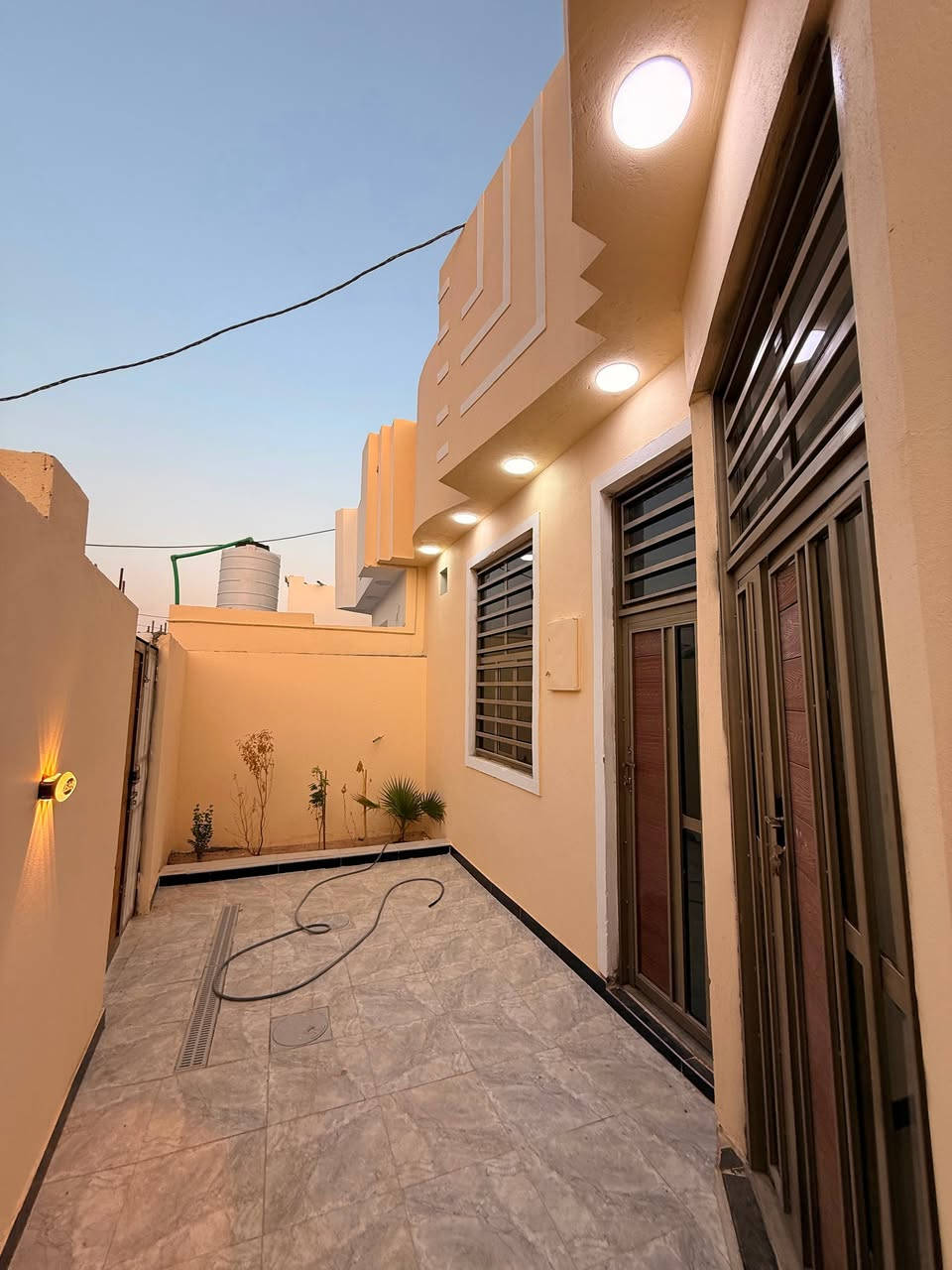 أسعد ألله أوقاتكم بكل خير 🏚
توفر دار سكن البيع
من ضمن مجمع سكني متكامل
جميع الخدمات 
مساحة البيت 150 م
شارع 10 متر 
محتويات البيت 
كراج سياره + حديقه
دوانيه 
صاله
مطبخ + مناور
غرف منام عدد 2
صحيات خارجي وداخلي

العنوان أبي الخصيب طريق سيد حامد مقابل مدينة لأندلس

نوع العقار طابو ملك صرف زراعي عراقي نموذج 25 

السعر 82 مليون وبي مجال
للأستفسار ***********
