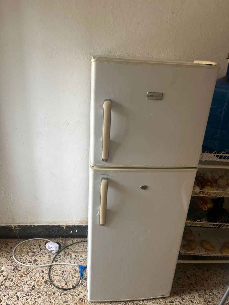 سلام عليكم ثلاجه للبيع نضيفه مابيه اي اعطل شغاله سعره 50الف رقم تواصل ***********
