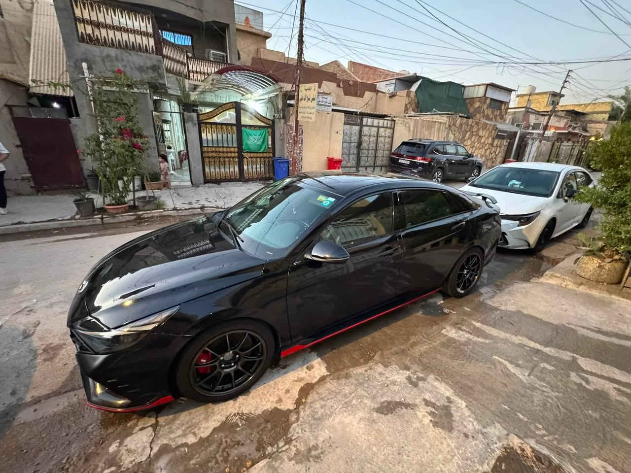للبيع:  او مراوس بكورلا او بي واي دي (هيونداي إلنترا N موديل2023 (وارد أمريكي)
: السيارة بحالة ممتازة، كير ومحرك وتبريد وكهرائيات كلها بشرط الفحص.

 الماشية (٦٢ ميل): 

 رقم بغداد بسمي 

 مكان بغداد الدورة 

 للتواصل: [***********

 

المواصفات 

سيارة رياضية فول أوبشن أعلى فئة، أداء وقوة وتصميم يخبل، جاهزة للبيع وما تحتاج أي مصاريف.

المواصفات والأداء (المحرك والكركسون):

 المحرك: 2.0 توربو يولد 276 حصان (ومع زر الـ NGS ينطيك 286 حصان لعدة ثوانٍ للتجاوز والتسارع).

 الكير: أوتوماتيك دبل كلتش (DCT) 8 نمر مع بدلات شفتات خلف الاستيرن (Paddle Shifters).

 الدفرنش: إلكتروني مخصص للثبات والمنعطفات (e-LSD).

 صوت الأكزوزت: صوان أصلية من الشركة مع صمام متغيّر (Variable Exhaust) ينطيك نغمة وصوت رياضي طربي أصل بدون أي تعديل.

 أنظمة القيادة: وضعيات متعددة (Eco, Normal, Sport, N Mode, Custom) تتحكم بحدّة الكير، الاستيرن، صوت الأكزوزت، وصلاوة التعليق (الشووزات).

الشكل الخارجي:

 البدن: كيت N الرياضي الكامل مع خطوط حمرة داير ما داير السيارة، وناشر خلفي (Diffuser).

 الجناح: جناح خلفي رياضي أصل باللون الأسود المطفأ.

 الويلات: ويل رنغ أصل قياس 19 أنش مع ديسكات وفلاوين كبار ودعامية فرامل باللون الأحمر.  علمن اني شاد ويل قياس 18 البلادي موجود 

 الإضاءة: فول LED أمامي وخلفي مع المسطرة المضيئة بالخلف.

الداخلية والراحة:

 الكشنات: كشنات رياضية حضن (Bucket Seats) جلد وشامواه (Alcantara) راقي مع شعار N يضوي بالكرسي.

 الاستيرن: استيرن D-Cut جلد رياضي مع أزرار التحكم بوضعيات الـ N ومثبت سرعة.

 الشاشات:

 شاشة عدادات ديجيتال كاملة 10.25 أنش بتصميم N المخصص.

 شاشة لمس مركزية 10.25 أنش تدعم Apple CarPlay و Android Auto.

 النظام الصوتي: سماعات Bose أصلية بنقاء صوت عالي جداً.

 التكييف: مكيف لمس منفصل للجهتين مع فتحات تكييف خلفية.

أنظمة الأمان والرادارات (وارد أمريكي):

 رادار أمامي للتحذير ومنع الاصطدام.

 نظام تحديد والحفاظ على المسار (Lane Keep Assist).

 نظام كشف النقاط الميتة بالمرايات.

 كاميرا خلفية مع حساسات.

 نظام أيرباكات كامل للمقصورة.
