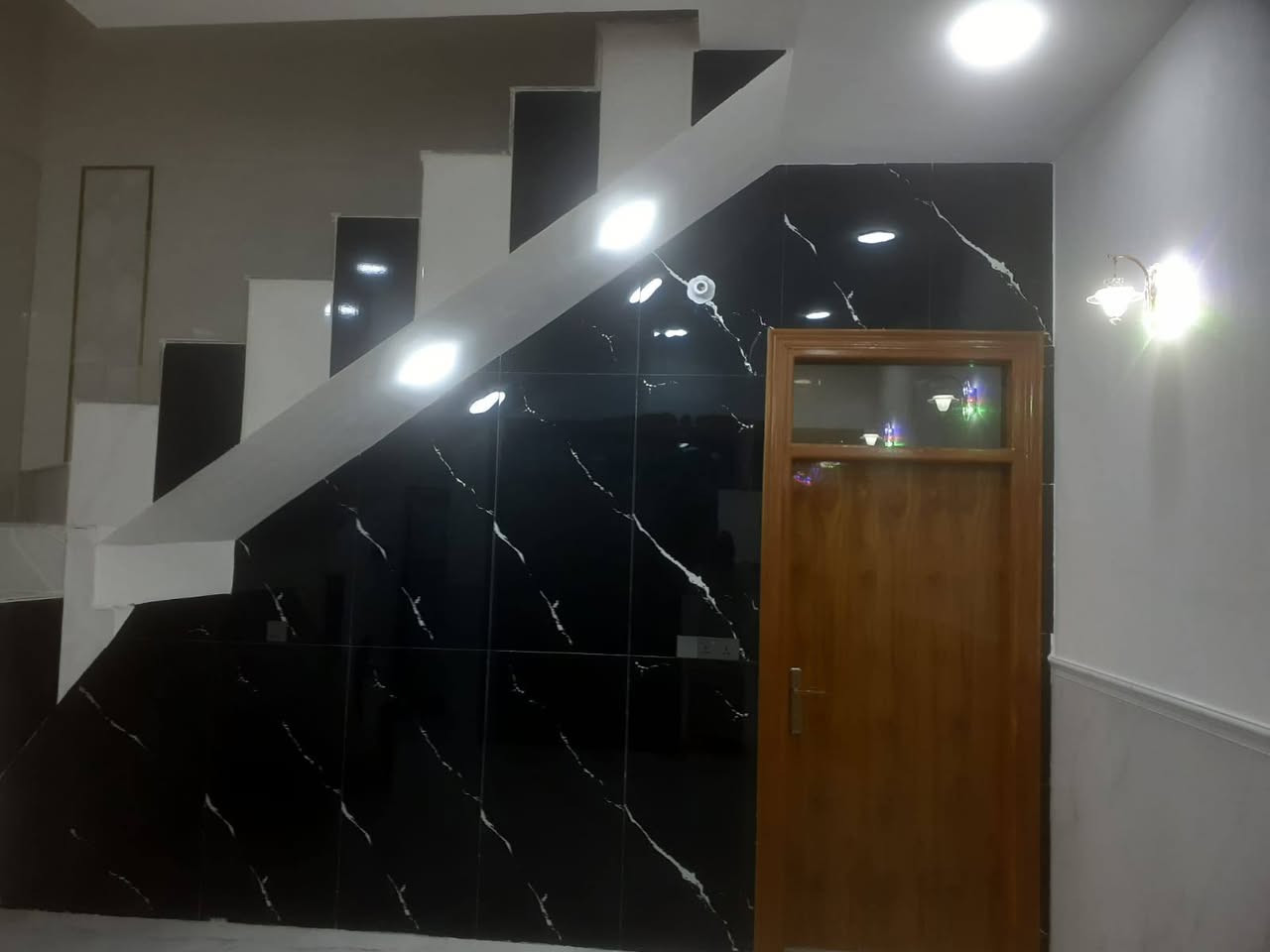 دار للبيع بالنداء شارع قنبر بضهر التجارية شغل هندسي درجة اوله مساحة البيت 100متر طابق واحد سعر 73 مع المجال رقم الهاتف واتساب ***********
