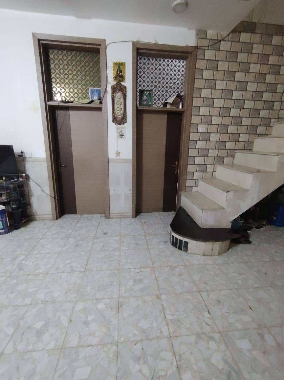 بيت للبيع مساحه 225 متر سهم ٢٥البيت طابقين حي الرياض  بيع مستعجل ***********
