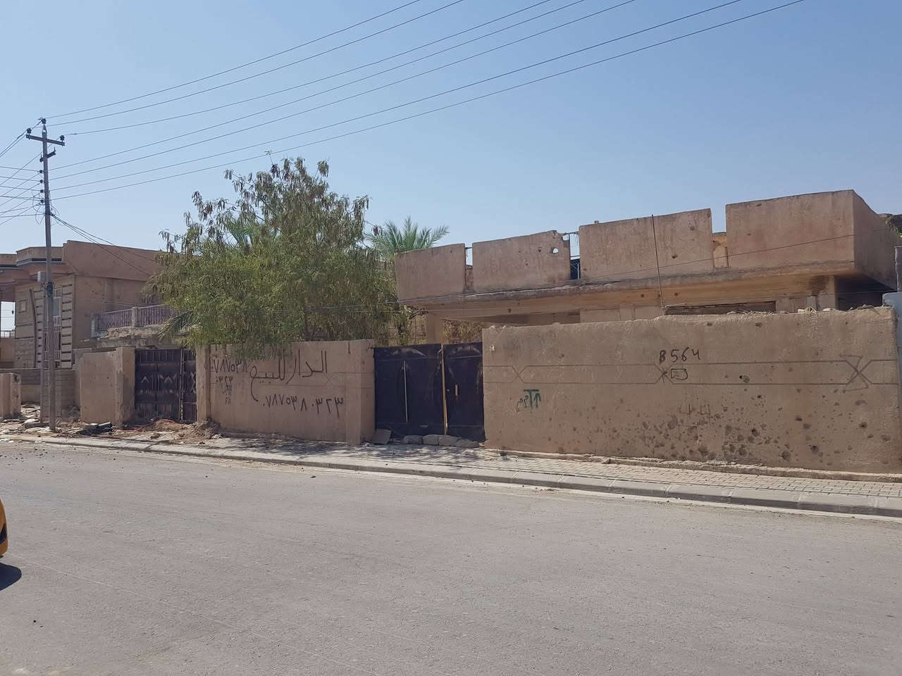 السلام عليكم
الدار للبيع 🏠🏠
📍حي العسكري الاول
✔المساحة400
✔طابو صرف
✔الواجهه 20 متر 
✔نزال 20 متر
✔شارع تبليط ، مجاري ، انترنيت، المدارس 
☎️للاستفسار الاتصال ع الرقم ***********

نص مكتوب في الصور:
- جامع الحي القيوم مدرسة سبأ الابتدائية ثانوية ابو عبيدة الجراح مركز صحي العسكري الرئيسي موقع الدار مدرسة