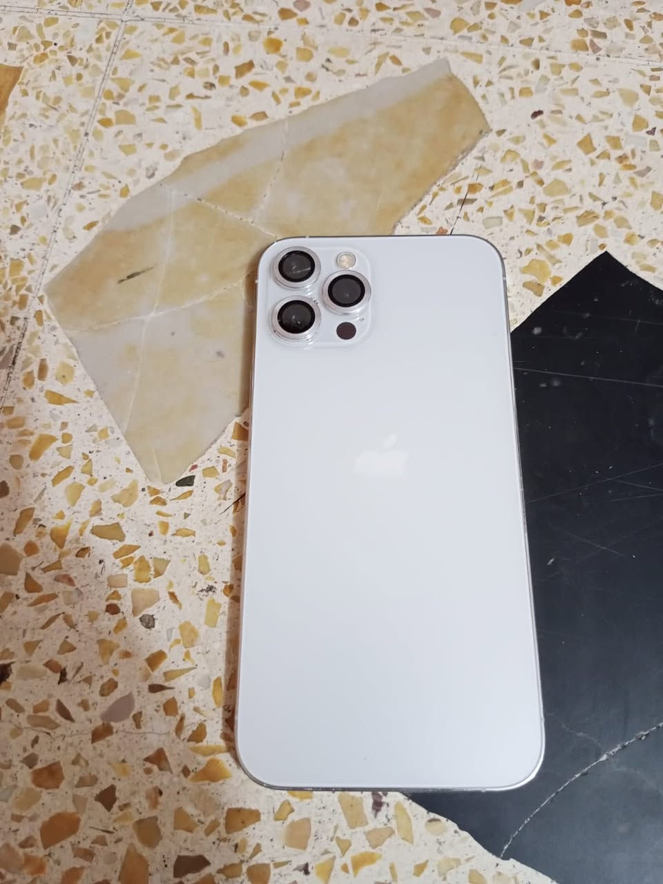 السلام عليكم ‏iPhone 12 Pro ماكس أمريكي بطارية 85 جهاز ما مفتوح سعر 550 بي مجال مكان طوريج***********￼￼￼
