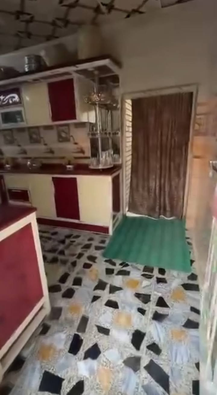 سلام عليكم 
بيت للبيع مساحه ٢٠٠ طابو صرف يحتوي على ٣ غرف نوم ومطبخ حار وبارد واستقبال وصاله بيت جاهز من كل النواحي 
مكانه منطقة الثمنتالاف بشارع المواكب 
الشراي يتصل ويدلل 
***********
