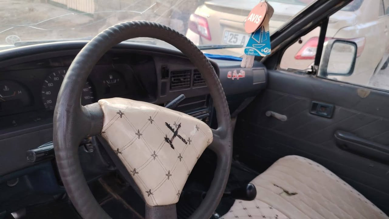 سلام عليكم سياره للبيع بيكم 1990  السياره بسمي بيها كابون كتروني  خير من الله محرك لاصرف ولا نفخ ولا تبخير كيرها  نضيف ستيرن باور  شاصي شرط كهربايات كلها شغاله تواير نص عمر طخم جديد السعر 37 وبيها مجال قليل باقي التفاصيل علا الرقام التاليه *********** 🌹 ***********
