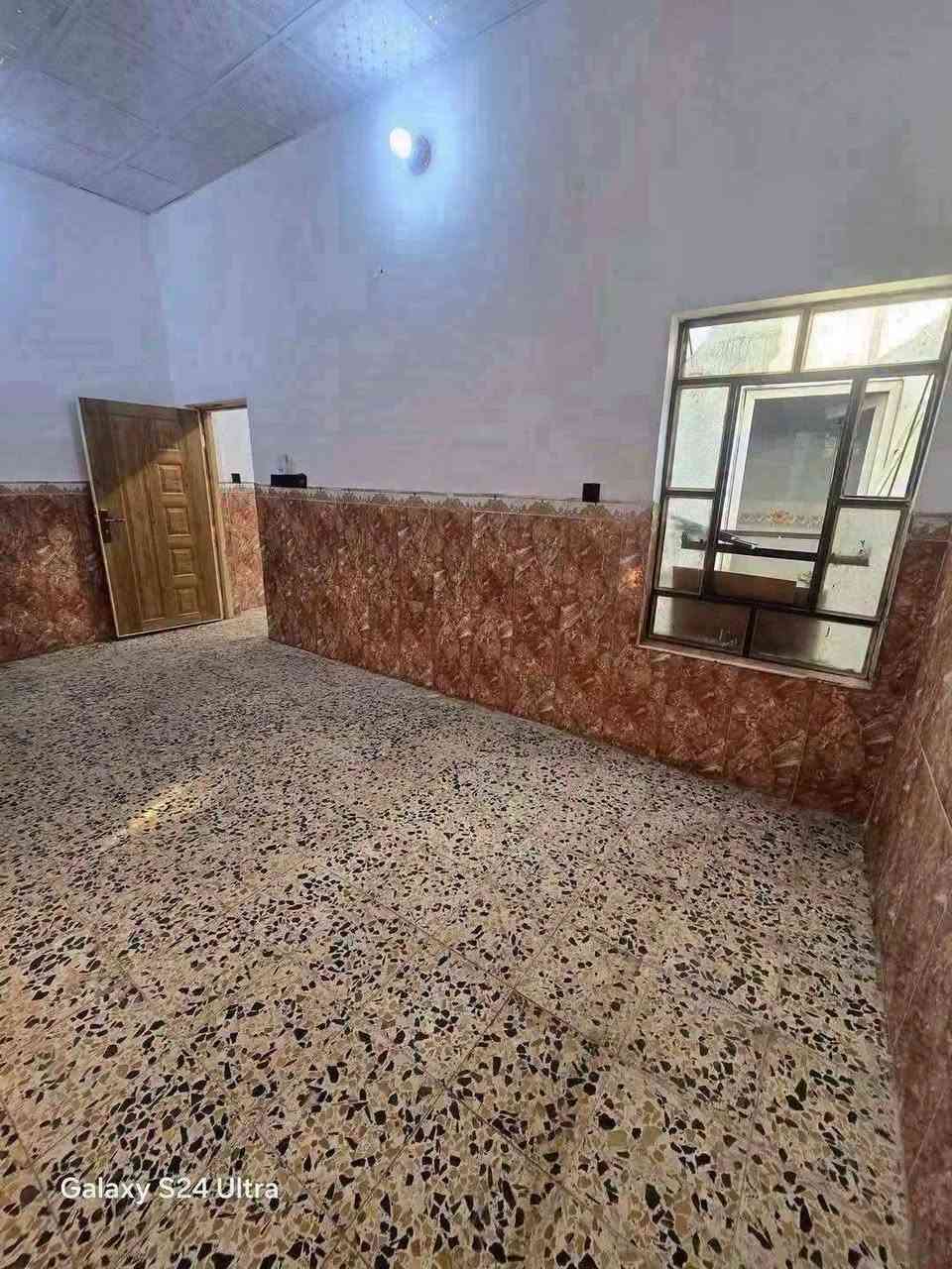 بيت لبيع بشارع المطارالجديد بشارع الشفلات المساحه ١٠٠متر كونكريت مسلح البناء طابوك يحتوي على غرفه وصاله ومطبخ وستقبال ومكشوفه وصحيات وطارمه  السعر ٤٠وبي مجال قليل البيت فرع طرشي الحبوبي  للستفسار ***********مكتب بركات ام البنين قرب مثلجات سنبله

