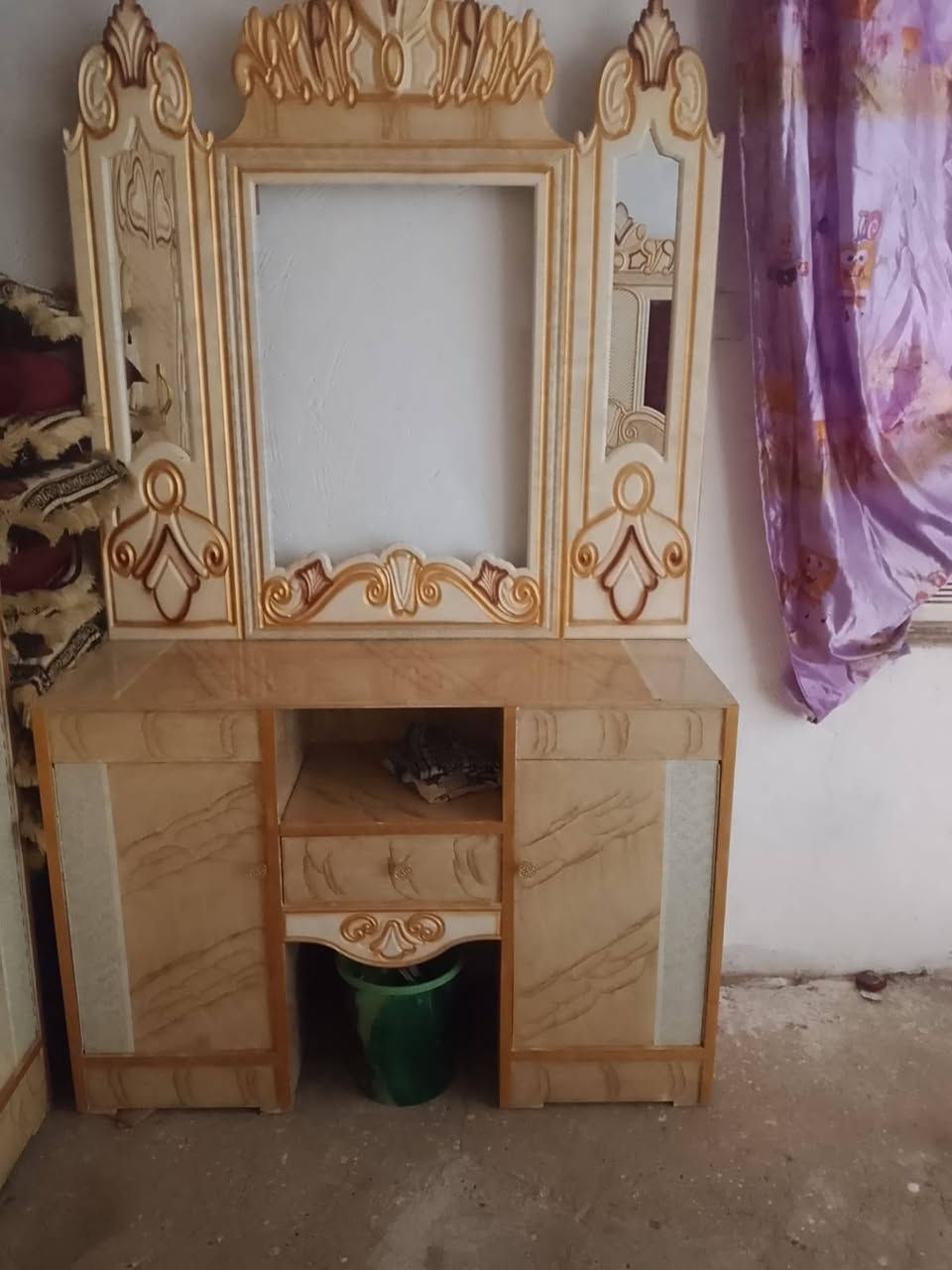 غرفة نوم للبيع السعر 600الف
جديده باستثناء المرايه مكسوره الاستفسار وتساب فقط *********** مكانها النهروان
