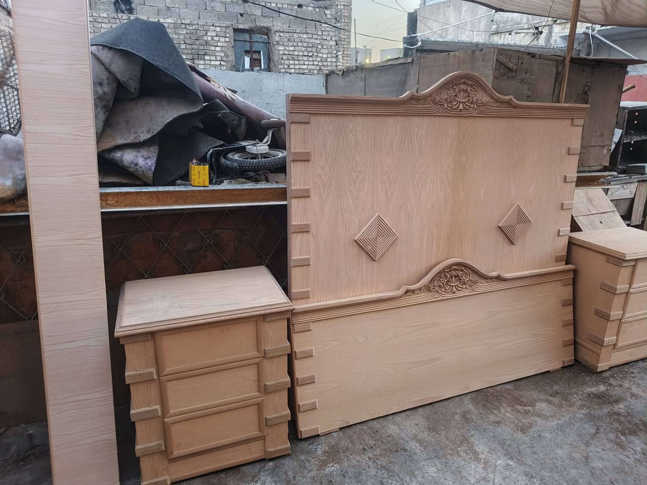السلام عليكم متاح غرفتين سنديان كشر ما مصبوغ  موديل طابوكة ميز تواليت وميز أحذية وجرباية  وكومدي جرباية بدون كناتير تفاصيل اكثر بالفيديو مكان بغداد شارع حيفا سعر الغرفه 650 الشراي يتصل ***********
