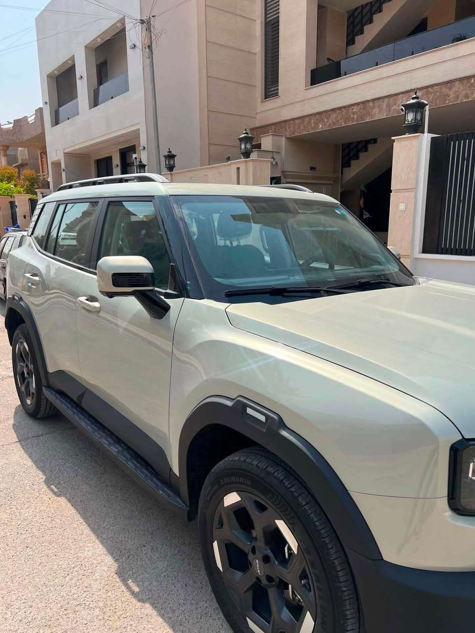 🚙 جيتور T1 Comfort موديل 2026
ماشيه:34km
الوان مميز ذهبي 
⚙️ المواصفات:
✅ محرك 2.0 لتر تيربو (4 سلندر)
✅ قوة 254 حصان
✅ ناقل حركة أوتوماتيك 8 سرعات (8AT)
✅ عزم دوران 390 نيوتن.متر
✅ سعة خزان الوقود 70 لتر
✅ تسارع 0 - 100 كم/س خلال 8.6 ثانية
✅ سرعة قصوى 180 كم/س
✅ 5 مقاعد رحبة ومريحة
✅ شاشة وسطية 12.8 إنش
✅ شاشة عدادات رقمية
✅ دعم Apple CarPlay وAndroid Auto
✅ شاحن لاسلكي للهواتف
✅ كاميرات محيطية 360°
✅ حساسات خلفية
✅ مقاعد جلد مع تحكم كهربائي للمقاعد الأمامية
✅ تشغيل بالبصمة ودخول ذكي
✅ مثبت سرعة
✅ أنظمة أمان متعددة
🛡️ ضمان المحرك: 10 سنوات من الوكيل.
شركة هارلم
📞 للاستفسار:
***********
العنوان:بغداد اليرموك 
السعر :٣٥ مليون ونص بيه مجال

