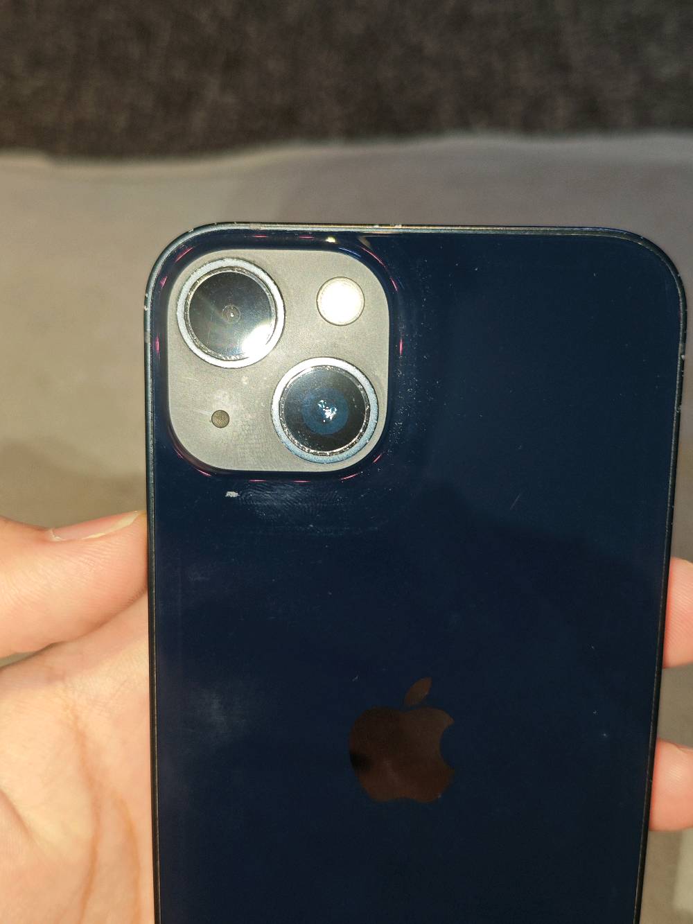 للبيع: iPhone 13 - كحلي مع الكارتونة وملحقاته

الموديل والسعة: iPhone 13 بسعة تخزين 128GB.

الموديل: iPhone 13 - النسخة الأمريكية (MLPF3AA/A)

سنة الإصدار: سبتمبر 2021.

إصدار نظام التشغيل: iOS 26.5.2.

 والملحقات: الكارتونة الأصلية + 2 كفرات حماية.

العرض واللمس: الشاشة الداخلية والألوان واللمس يعملان بشكل كامل.

الأمان: بصمة الوجه (Face ID) تعمل بامتياز وبدون أي مشاكل.

ملاحظات:
الجام الخارجي: مكسور ومفطور من الحواف والزوايا ويحتاج تبديل.
البطارية: صحة البطارية 78% وتظهر رسالة (حالة بطاريتك متدنية جداً / الخدمة).
الهيكل: الظهر نظيف، مع وجود خدوش بسيطة على الإطار الخارجي نتيجة الاستخدام.

السعر 380الف قابل التفاوض