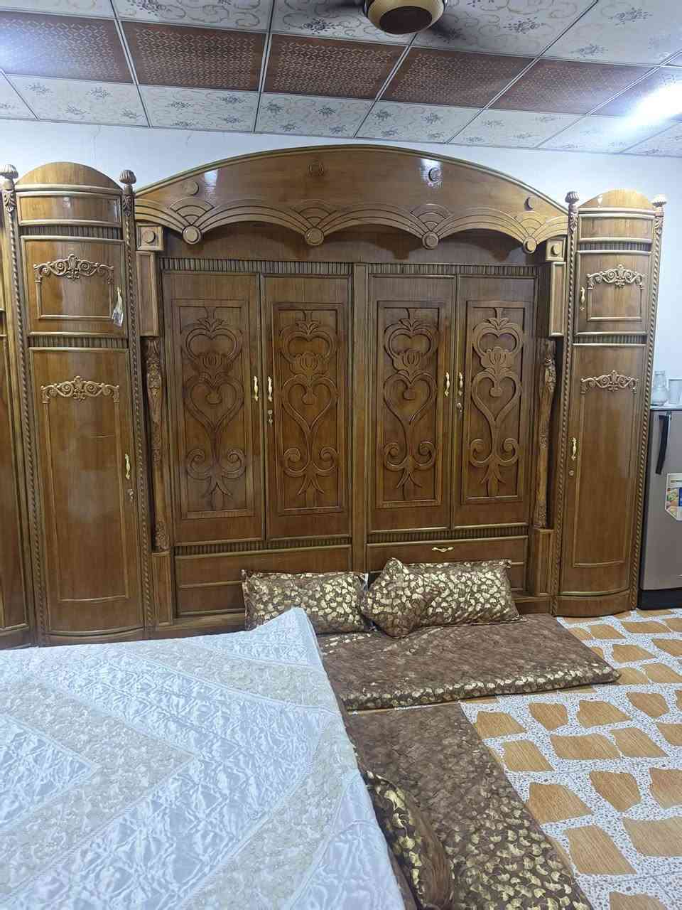 سلام عليكم عندي غرفة اخشاب احطاطه خشب عراقي استخدام سنه ونص سعر مليون الي يحب اتصل علا هاذه رقم ***********هاذه رقم ثاني***********
