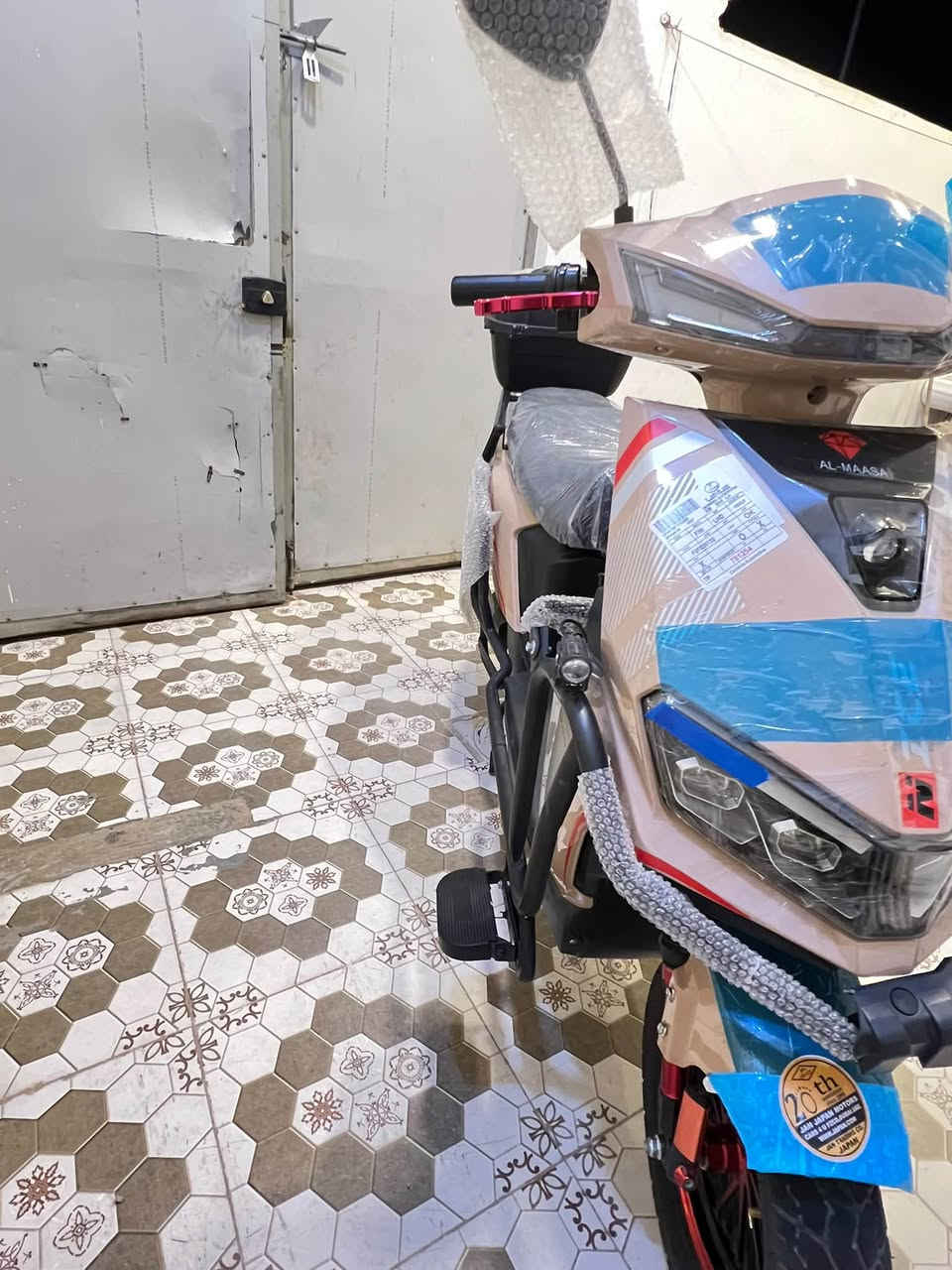 السلام عليكم
دراجه شركة الماسه 💎الشبح 
موديل2026
موطور بالكارتون جديد مستخدم شهرين فقط 
(اخو الزيروو مستخدم شي قليل جداً مكفول حتى من شخط ...)
(بطاريات عدد 6 على فحص ) 
فول مواصفات  «ملف 3500W>
(نظام  R) (نظام P)
(مخرج شحن USP) 
(سرعة99حقيقي) (سرع 4)
(سويجات2بصمات+كرتات +سويجات جنطه 2)
(مثبت سرعة) 
لايت زنون عالي ناصي 
سماعة بلاتوث بلادي 
جنطه خلفيه بلاديه
اشاير يمنة يسرة دبل اشارة
السعر 675الف وبي مجال
الموقع داخل الرمادي 
الاستفسار :***********
