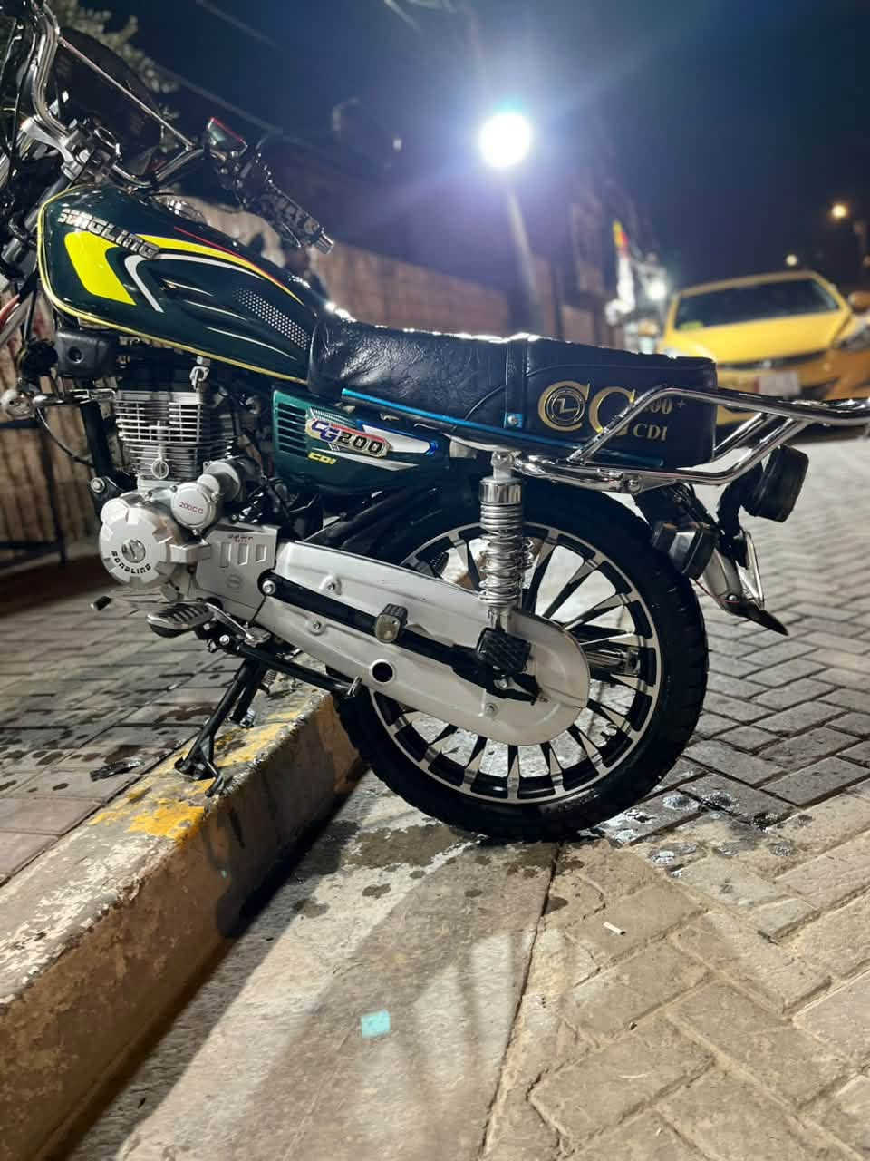السلام عليكم 

🏍️ للبيع دراجة إيراني نظيفة جداً 🏍️

✨ موديل 2025 – شكل 2026، نازلة 2026
🔹 مكينة 200cc حقيقي أم العينة
🔹 الماكينة سوبر + تبريد للمكينة
🔹 شاشة أم تعرض
🔹 مكفولة كفالة عامة
🔹 الدراجة حلوة ومرتبة ونظيفة جداً
🔹 كاملة ومتكاملة وما ناقصها أي شي
🔹 جاهزة للاستخدام وما تحتاج أي صرف

💰 السعر 950 ألف دينار وبيها مجال للجادين

📍 المكان: بغداد – العامرية
📞 ***********

🔥 دراجة نظيفة ومرتبة، واللي يشوفها على الطبيعة يعرف قيمتها.
