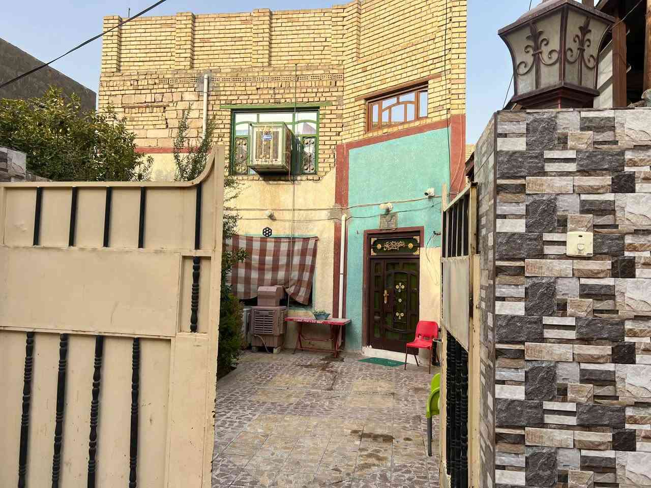 السلام عليكم.
دار للبيع حي ١٧ تموز قريب على حسينية بيت امين زراعي سند ٢٥ مساحة ١٦٥متر البيت طابقين الطابق الاول يحتوي على استقبال ومطبخ وحولي و غرفتين نوم وترك والطابق الثاني يحتوي على حولي و٣ غرف نوم مجموع الغرف ٥ غرف نوم للأستفسار الاتصال على الارقام.. 
***********
***********
