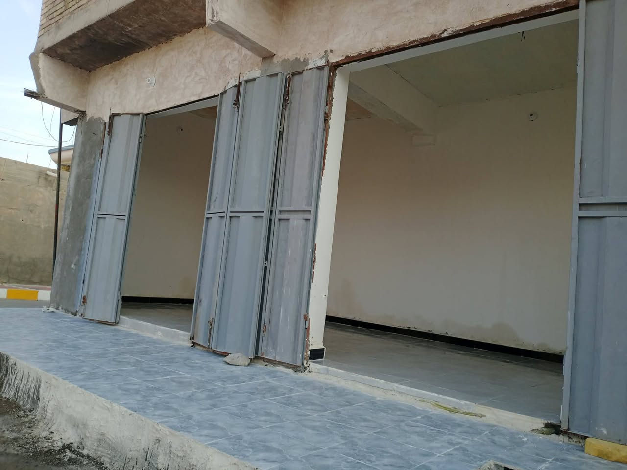 📢 محل للإيجار بمواصفات ممتازة وموقع استراتيجي! 🔑✨
🏢 المواصفات:
• محل كبير وجاهز تماماً للإشغال 🏗️
• بناء حديث ومجهز بالكامل 💯
• موقع متميز واجهة رئيسية (موجه) – يناسب جميع أنواع الأنشطة والمهن التجاريّة 🏪🛠️🛍️  
📍 الموقع:
محافظة ذي قار – قضاء النصر – قرب الحي الصناعي – مقابل حسينية بشارة (على الشارع العام مباشرة) 📌🚗
📞 للتواصل والاستفسار:
يرجى الاتصال على الرقم التالي:
📱 ***********
