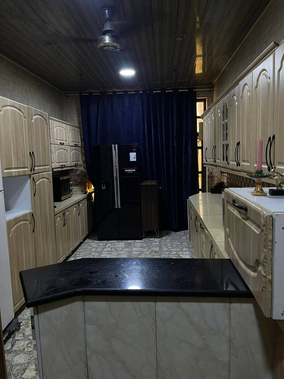 بيت درجه اولى بناء خريطه المانيه مرمر حر مطبخ سيراميك وابواب وجام من الدرجه الراقيه تواصل مع الدكتور ابو البيت منطقه كله بناء جديد قريب عشارع الشهداء ابو دشير اربع غرف تلث حمامات مناور تلاثه سطحين تجي واشوف جمال ونقاوه البيت بعينك ***********
