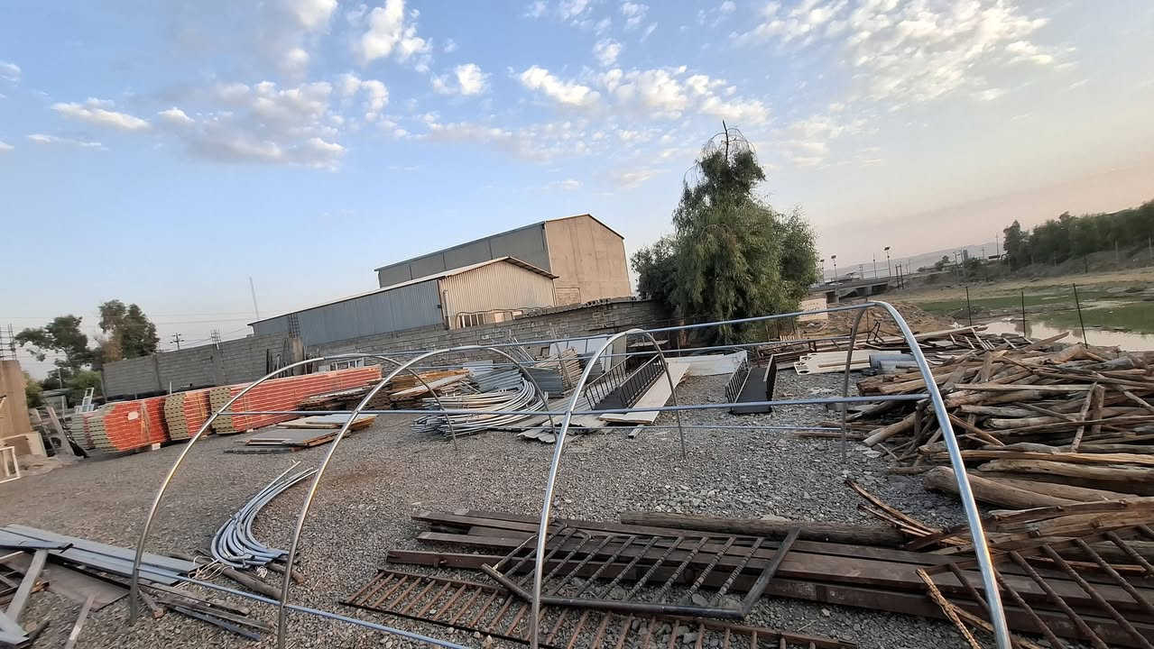*********** :***********
خانوی پلاستیکی قیاس 6 بە 4بەرزی٢٢٠سم بۆ فرۆشتن بەجوملە موفرەد بەردەستەسعریمان داشکاند بۆ ٧٨هەزار 
⚒️لەحیم ئارگۆنە بی جادرە گەیاندن مان هەیە
 ⬅️ بەکاردێت بۆ بواری مەڕ و ماڵات🐐🐑
⬅️ بەکاردێت بۆ بواری کشتوکاڵ🌾🌿🌺
⬅️ بەکاردێت وەک گەراجی سەیارە🚗
⬅️بەکاردێت بۆ ناو باخ و دەشت و دەر وەک شوێنی مانەوە و کۆگا 🛖☔
⬅️بەکاردێت بۆ شەتڵگە و پەلەوەر🐔🌿
📍ناونیشان چوارقوڕنە مەیدانی ئاسن فرۆشان 
گەیاندنمان  هەیە بەپێی توانا
