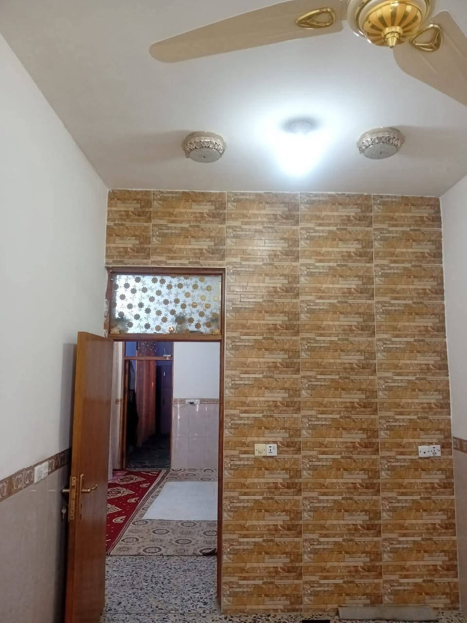 السلام عليكم من رخصت الادمن بيت ١١٠م عقد زراعي ١١٧ جبهه ٦نزال ١٩ بناء طابوق الوليد قريب مدرسة الوليد مقابل الأمن الوطني استقبال مطبخ صاله غرفتين خدمات كامله السعر ٨٠ بي مجال استفسار *********** بي وتساب خاص
