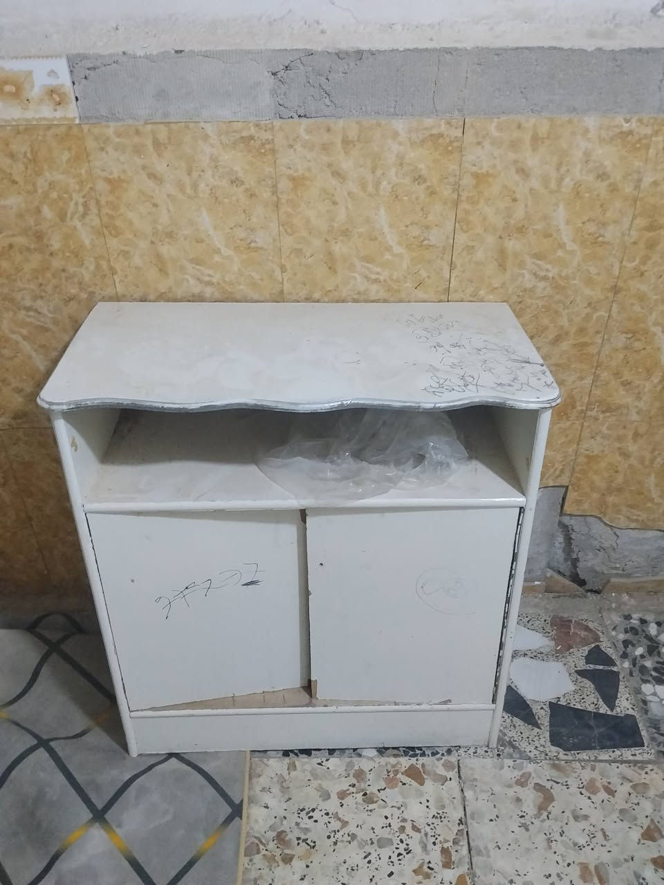 غرفت خشاب كمله عده تخته لبيع متوزي عله بيعته قيم بليرضه الله وخذ ستفسار عله اذه رقم***********
